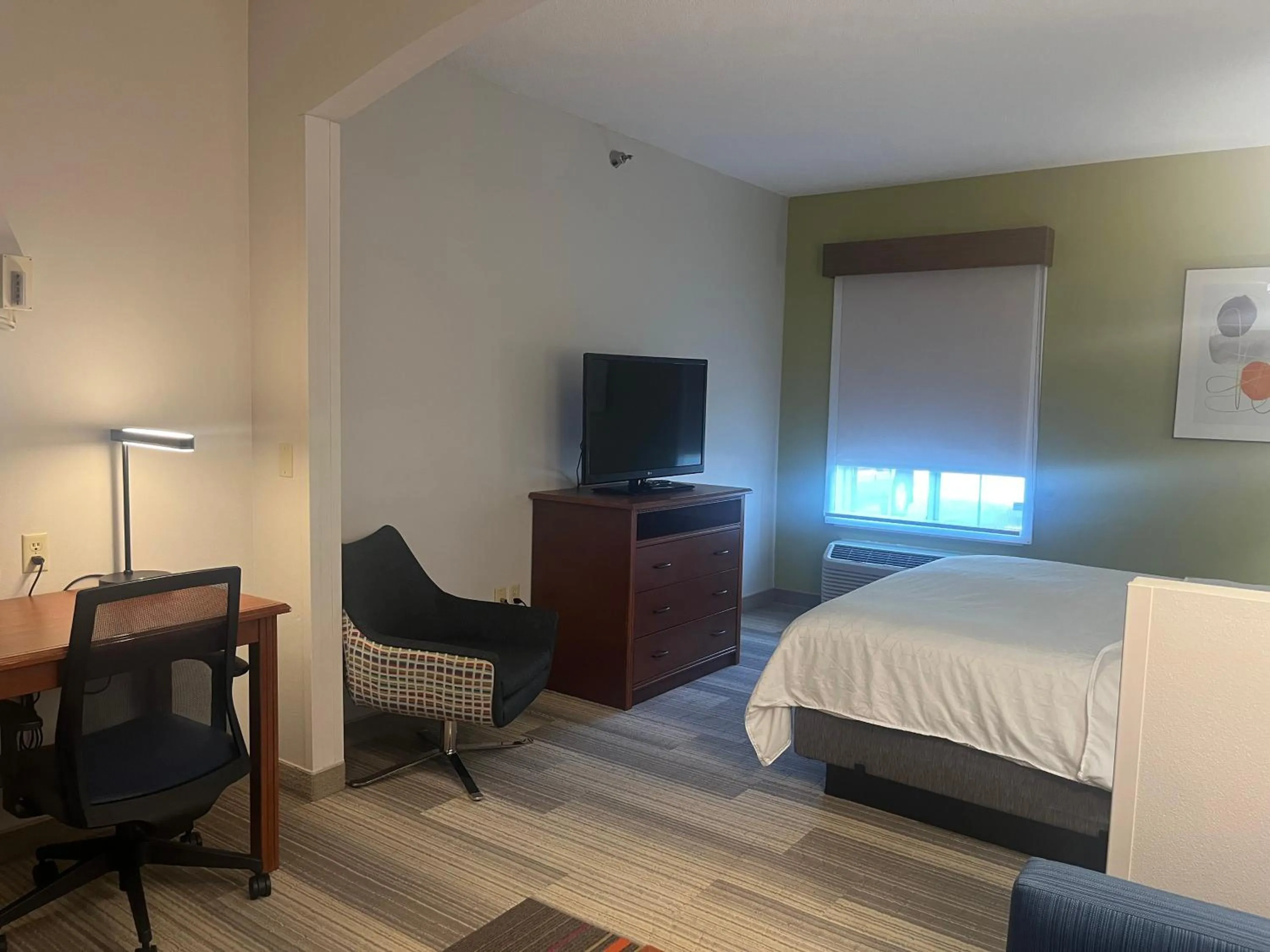 Bed in Holiday Inn Express Hotel & Suites Sioux Falls At Empire Mall by IHG