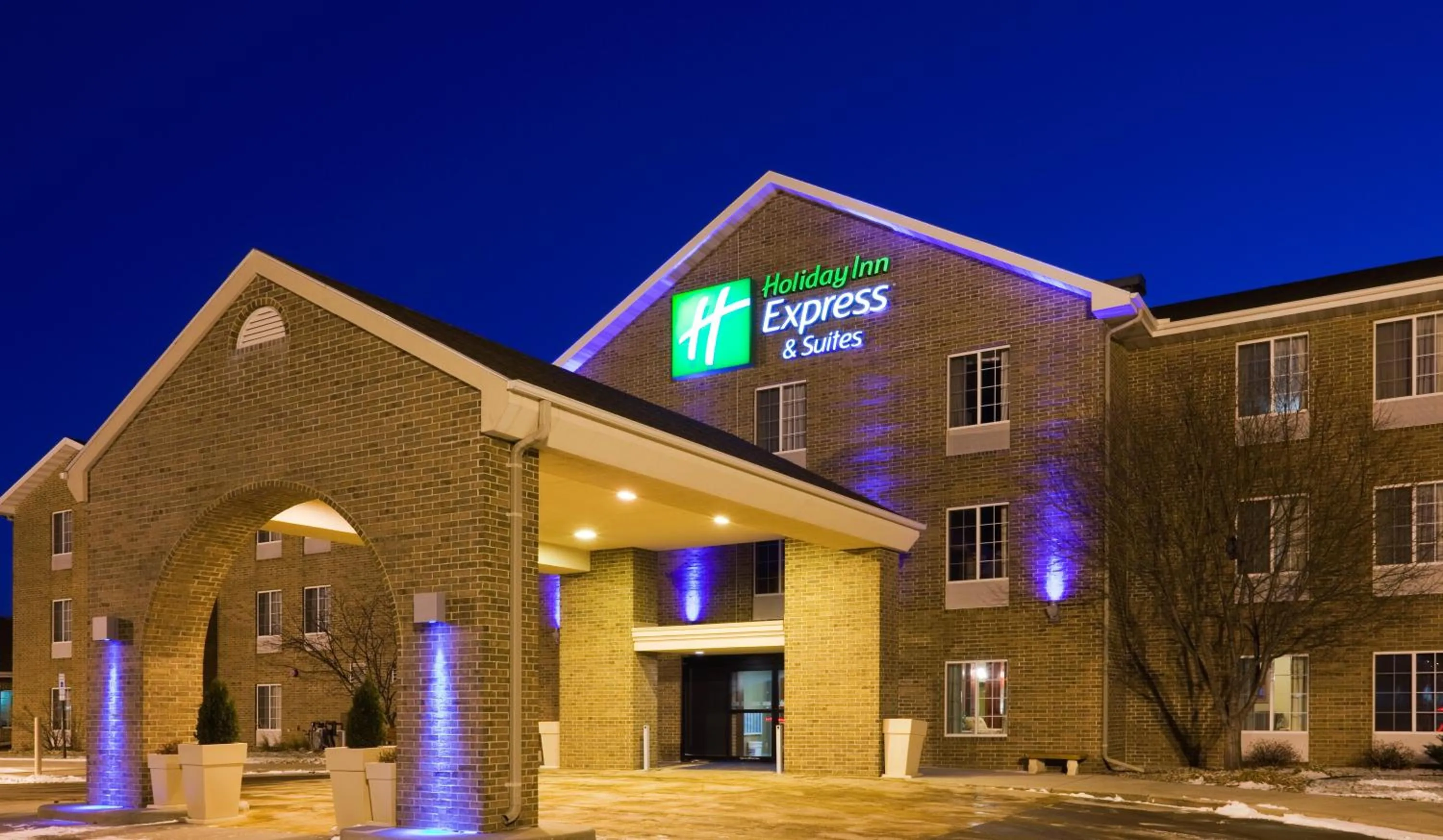Property building in Holiday Inn Express Hotel & Suites Sioux Falls At Empire Mall by IHG