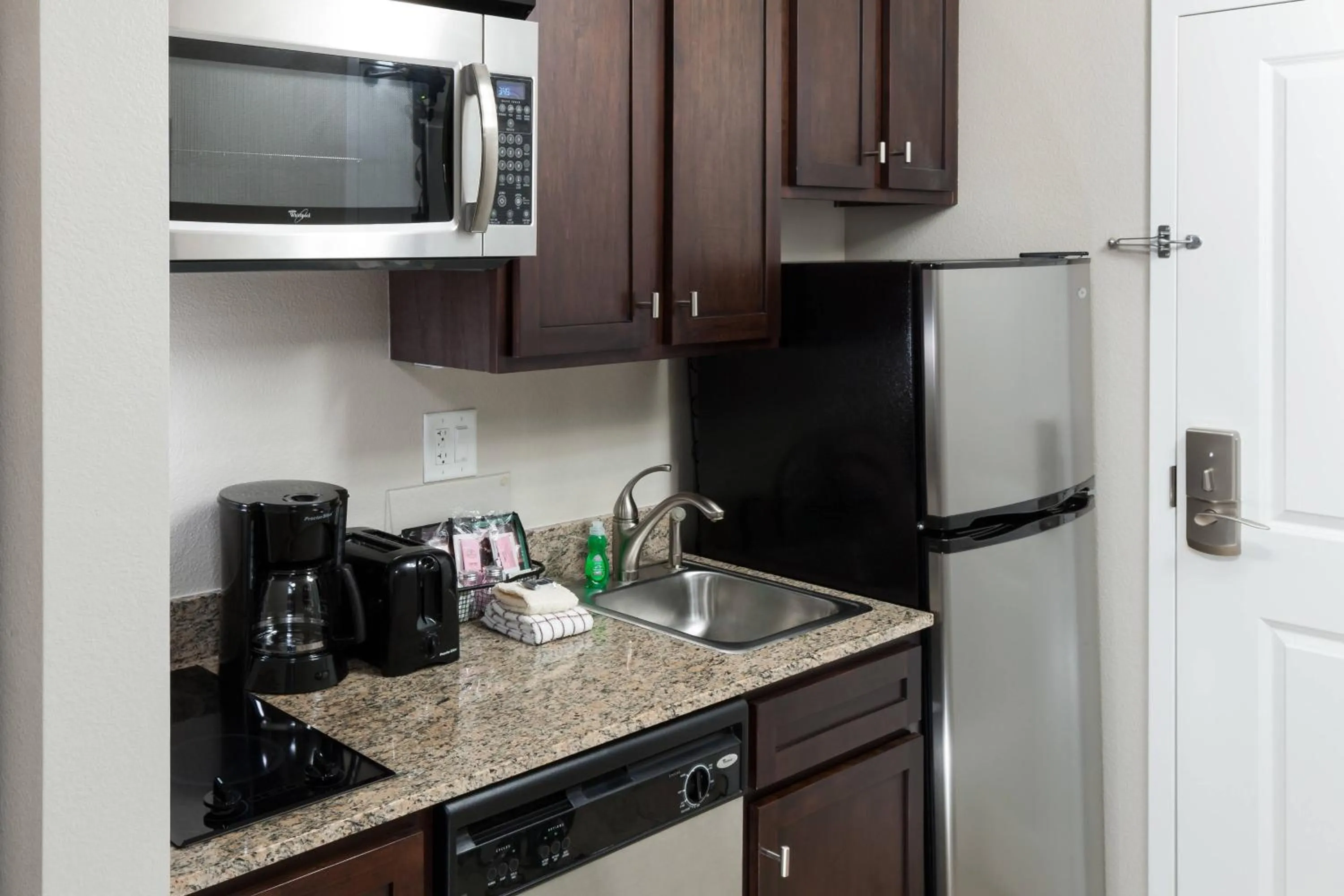 Kitchen or kitchenette in TownePlace Suites Columbia Southeast / Fort Jackson