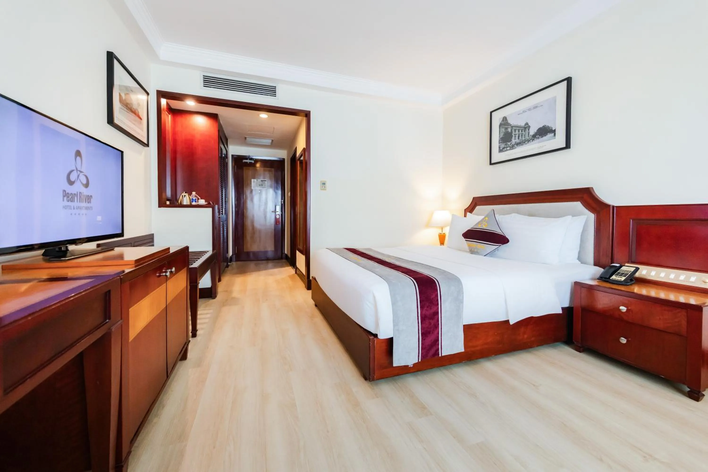 Photo of the whole room, Bed in Pearl River Hotel