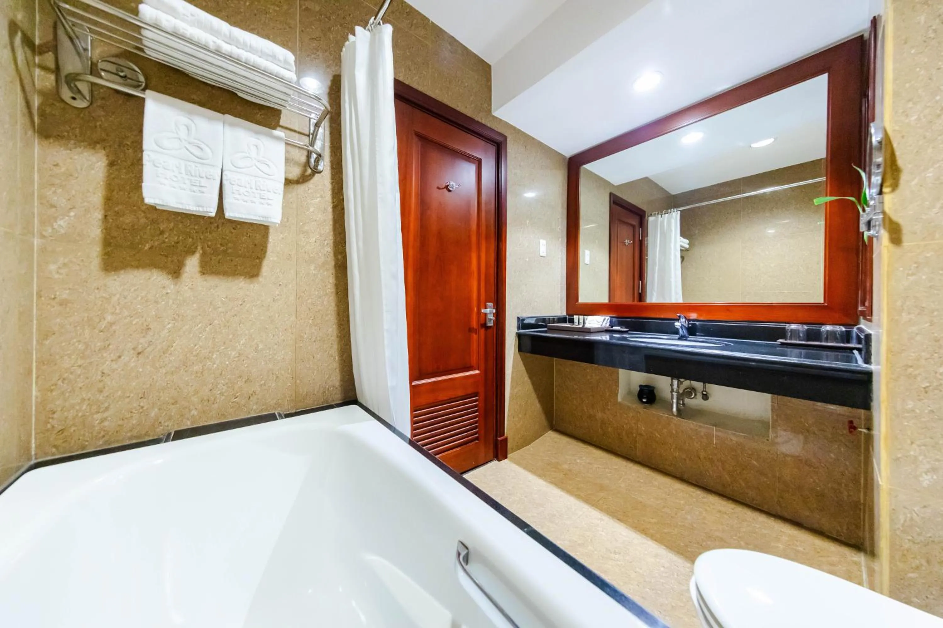 Bathroom, Bed in Pearl River Hotel