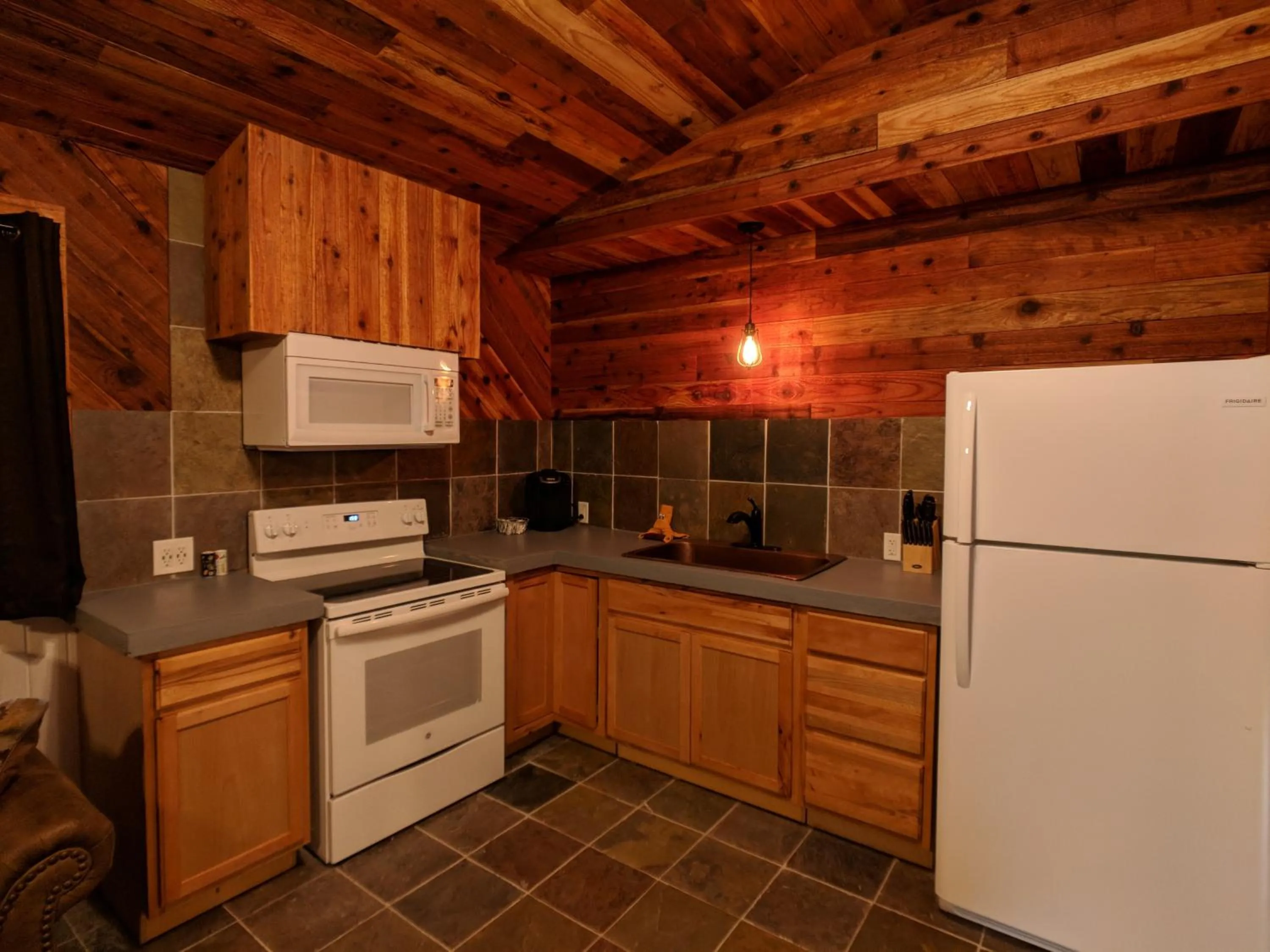 Kitchen or kitchenette in Emerald Forest Cabins