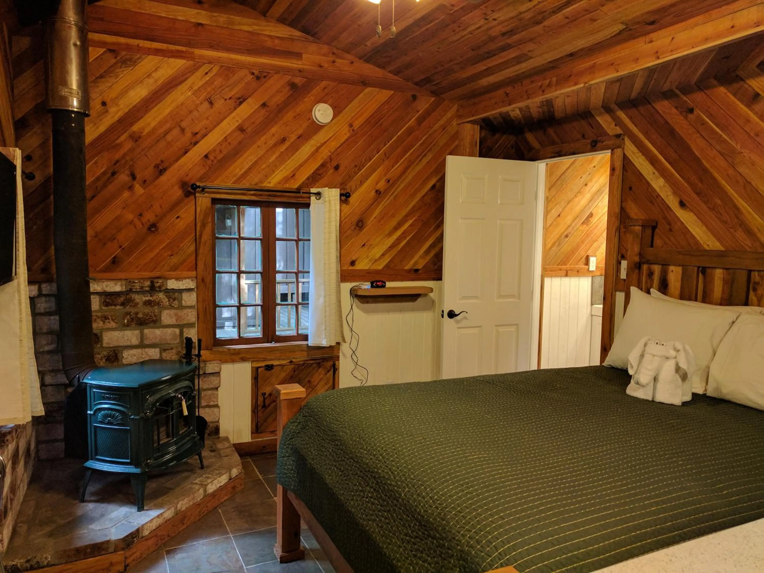 Photo of the whole room, Bed in Emerald Forest Cabins