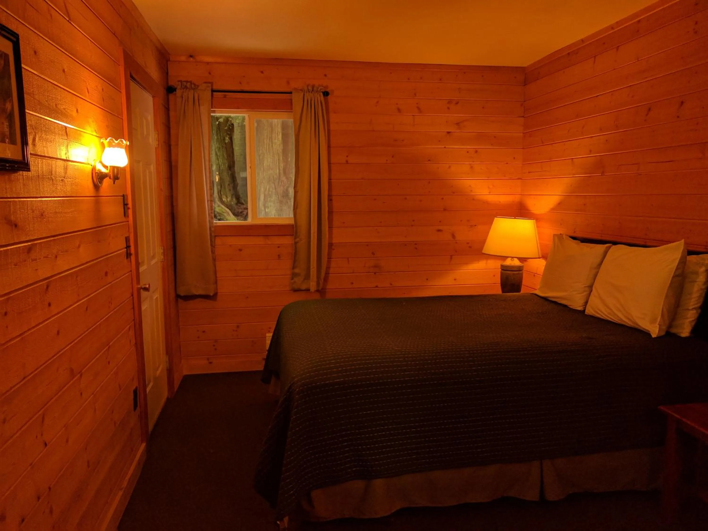 Bedroom, Bed in Emerald Forest Cabins