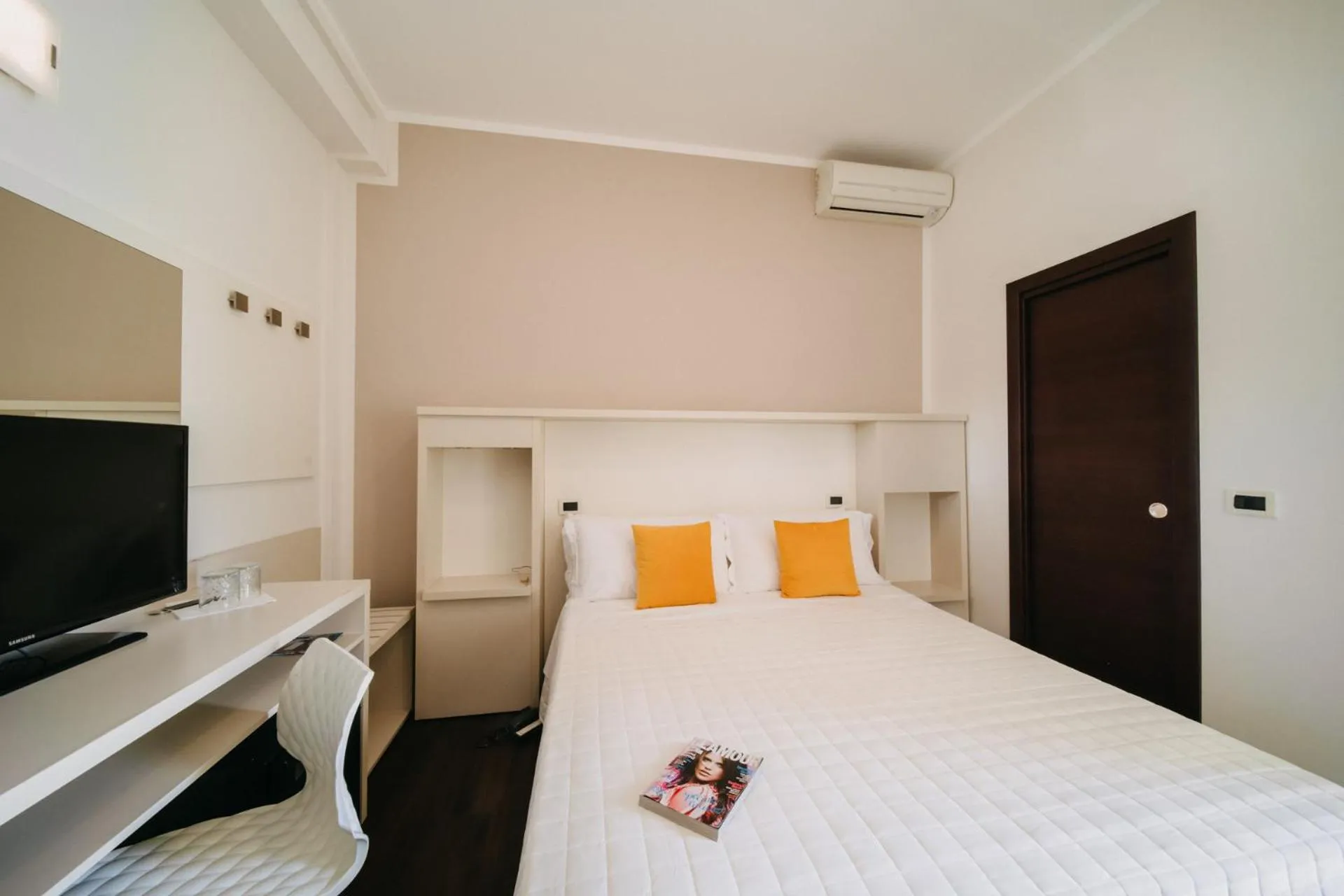 Photo of the whole room, Bed in Hotel Lalla Beauty & Relax