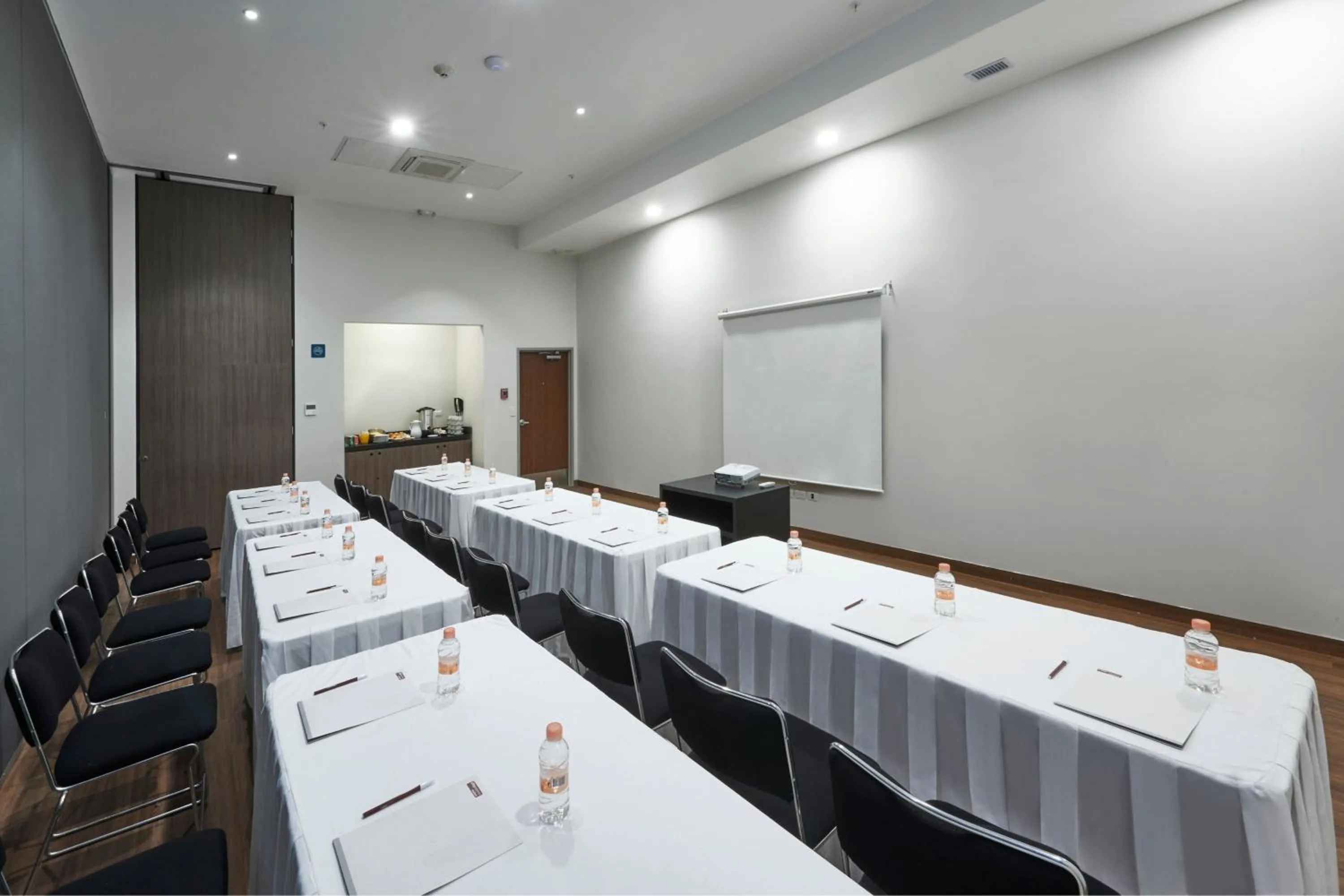 Meeting/conference room in City Express Suites by Marriott Tijuana Rio