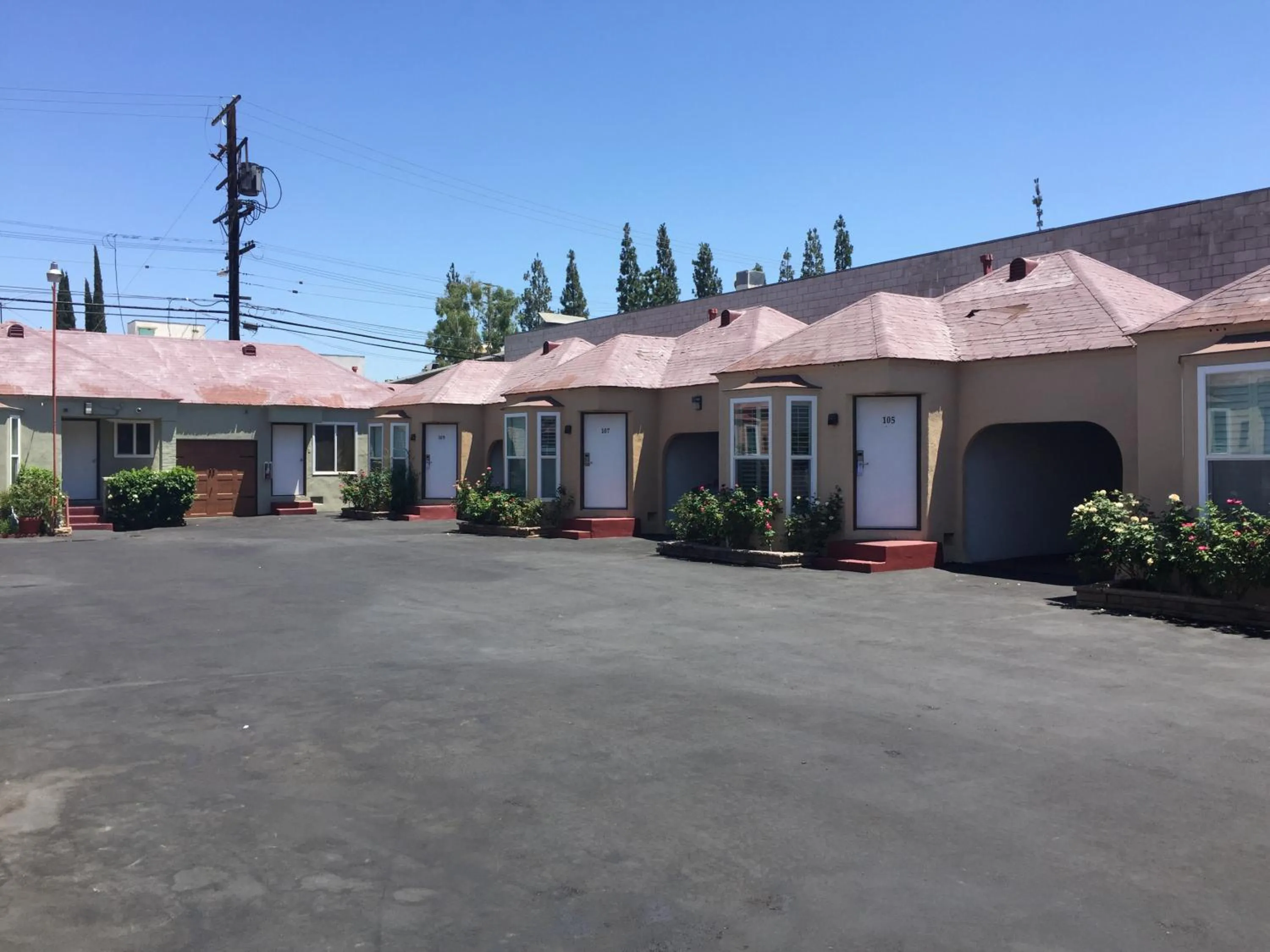 Facade/entrance in El Royale Hotel - Near Universal Studios Hollywood
