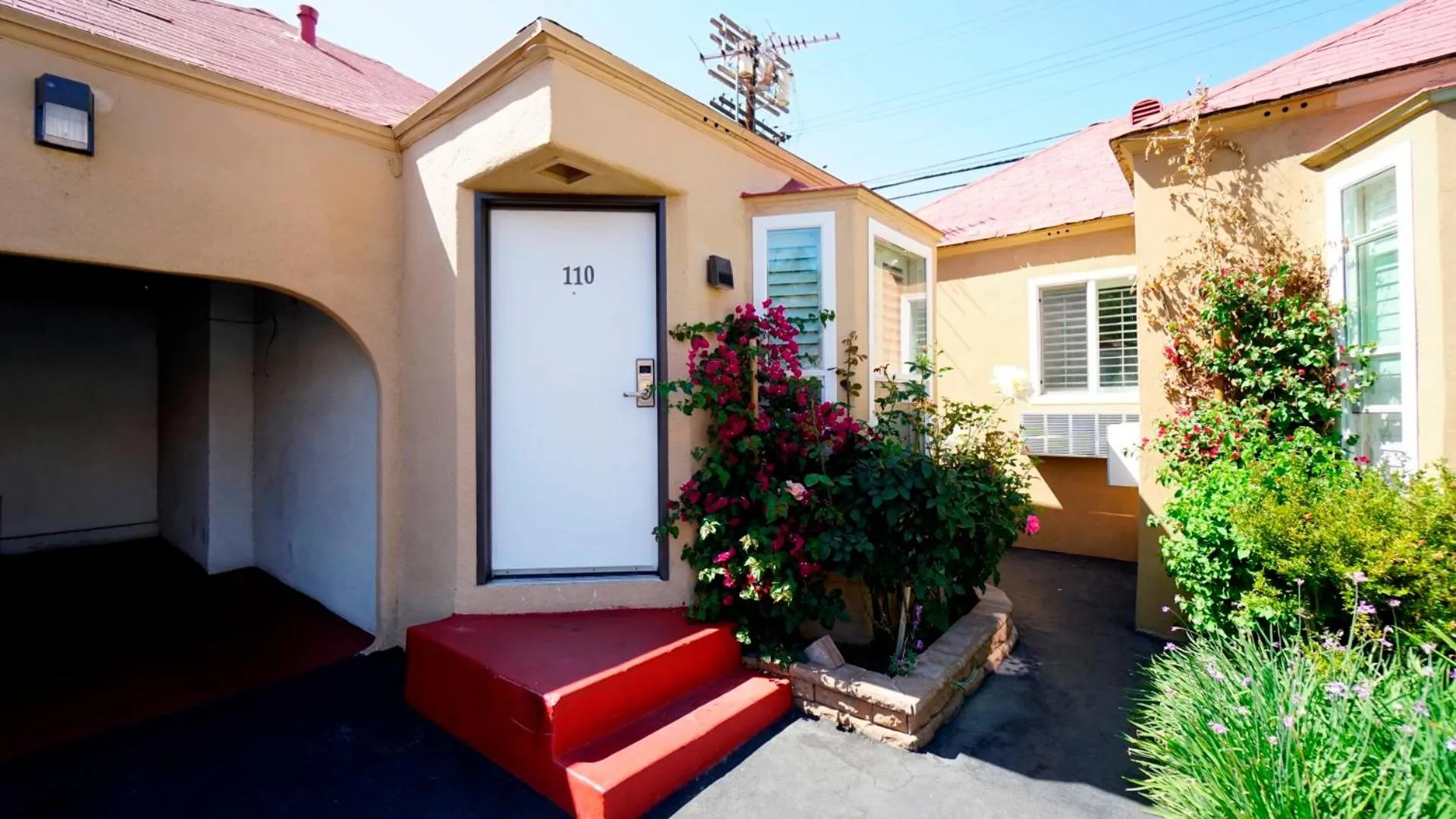 Facade/entrance in El Royale Hotel - Near Universal Studios Hollywood