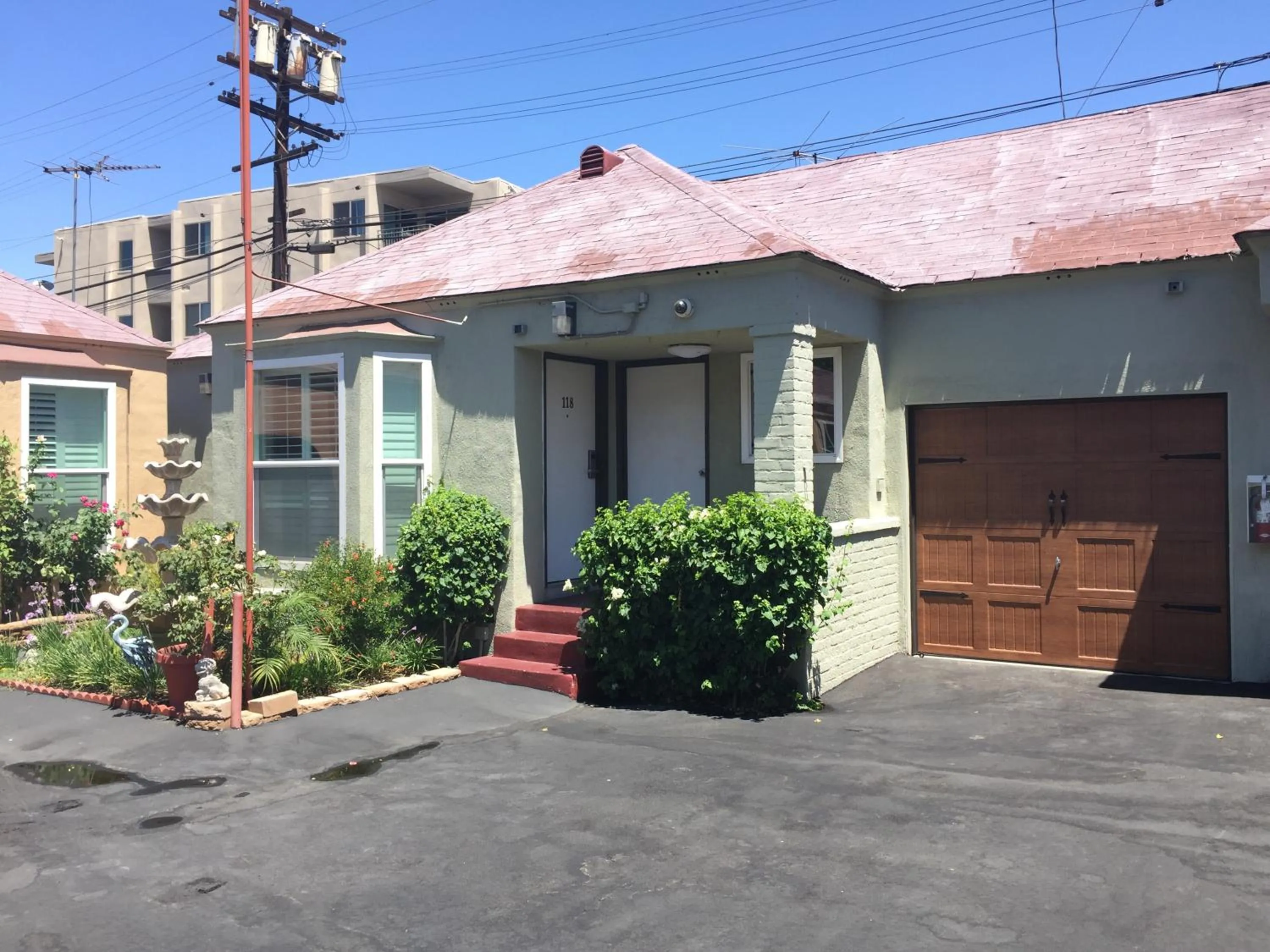 Facade/entrance in El Royale Hotel - Near Universal Studios Hollywood