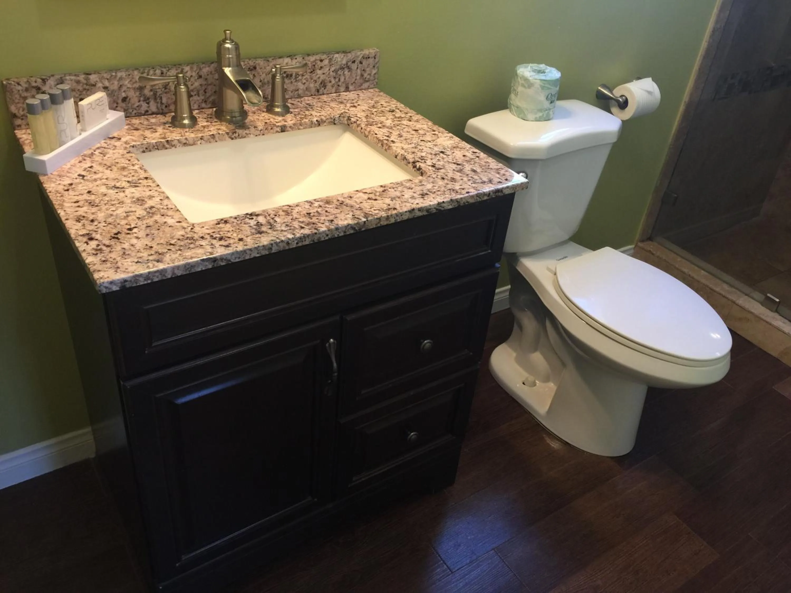 Bathroom in El Royale Hotel - Near Universal Studios Hollywood