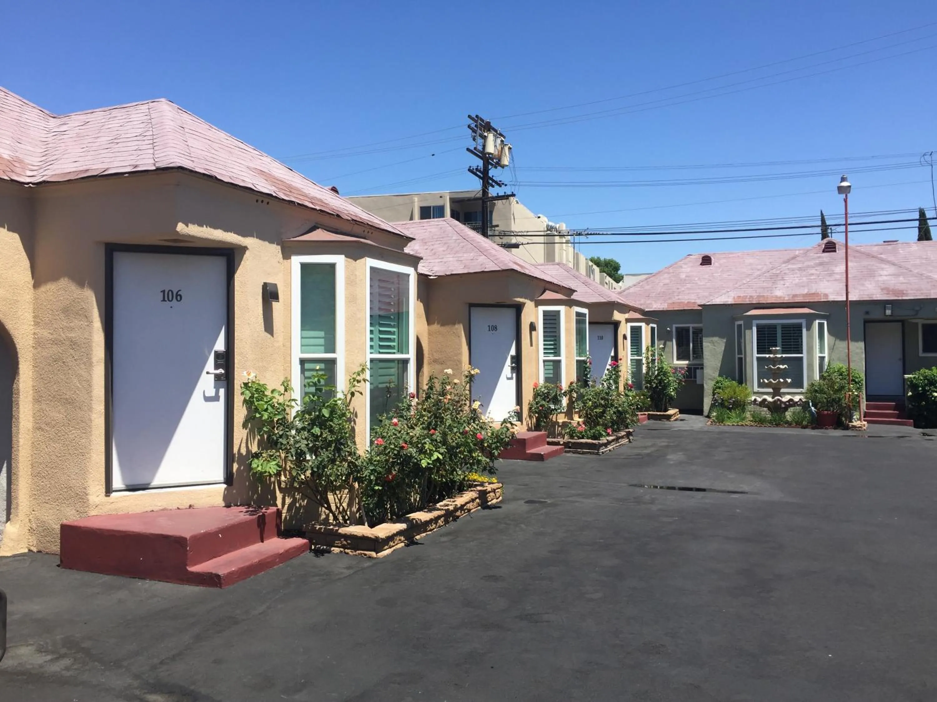 Facade/entrance in El Royale Hotel - Near Universal Studios Hollywood