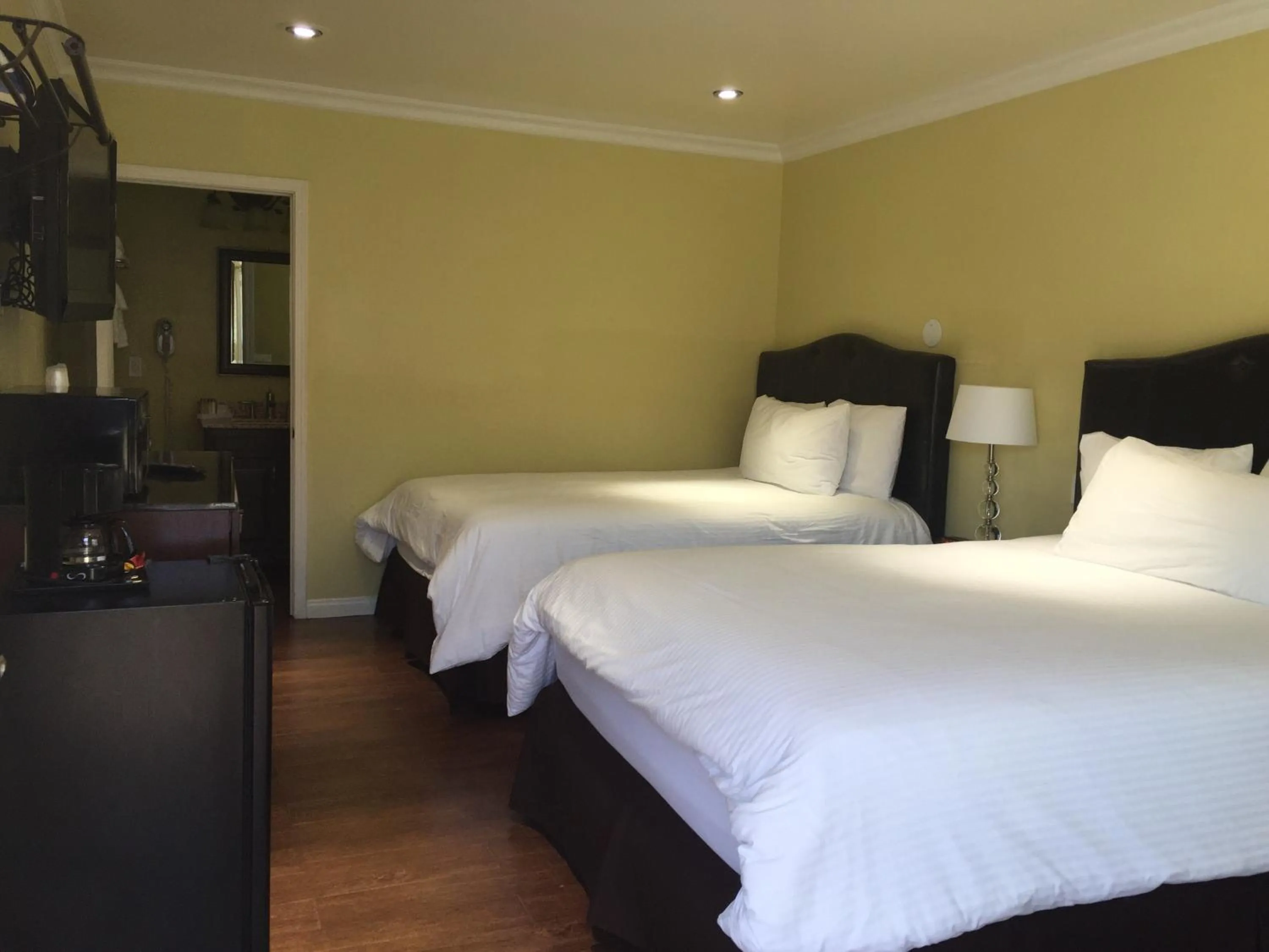 Photo of the whole room, Bed in El Royale Hotel - Near Universal Studios Hollywood