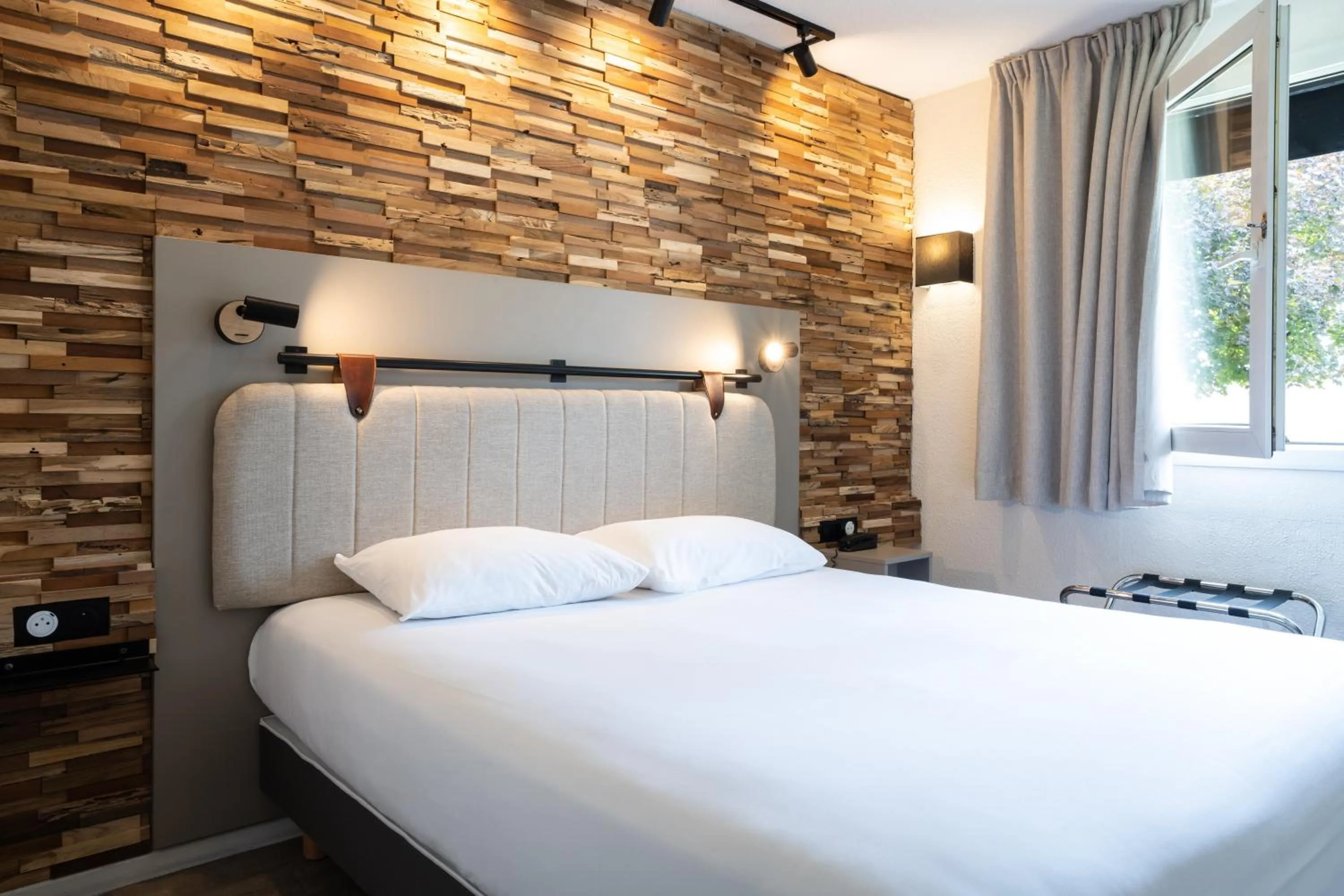 Bathroom, Bed in Tulip Inn Beaune