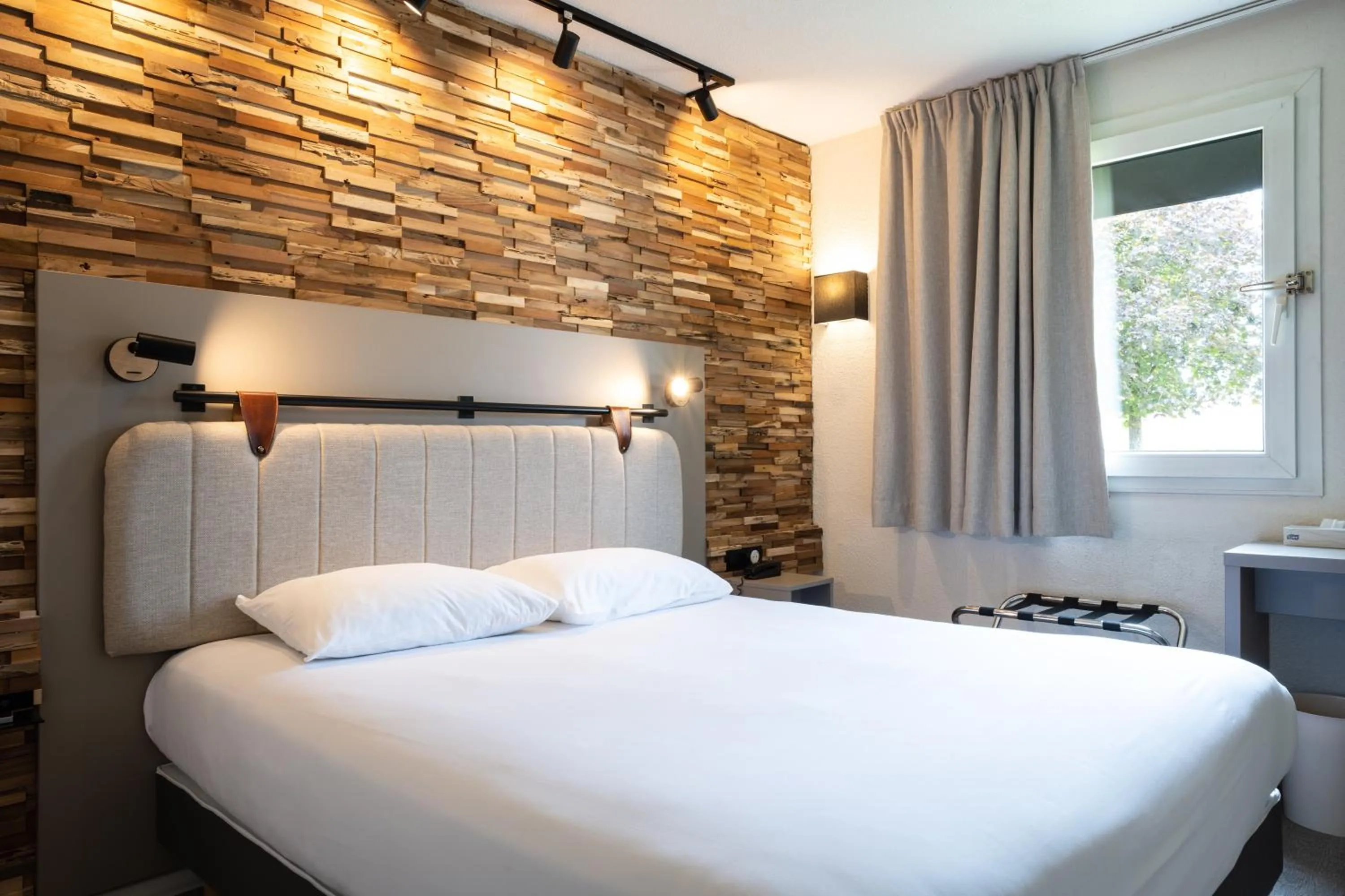 Photo of the whole room, Bed in Tulip Inn Beaune