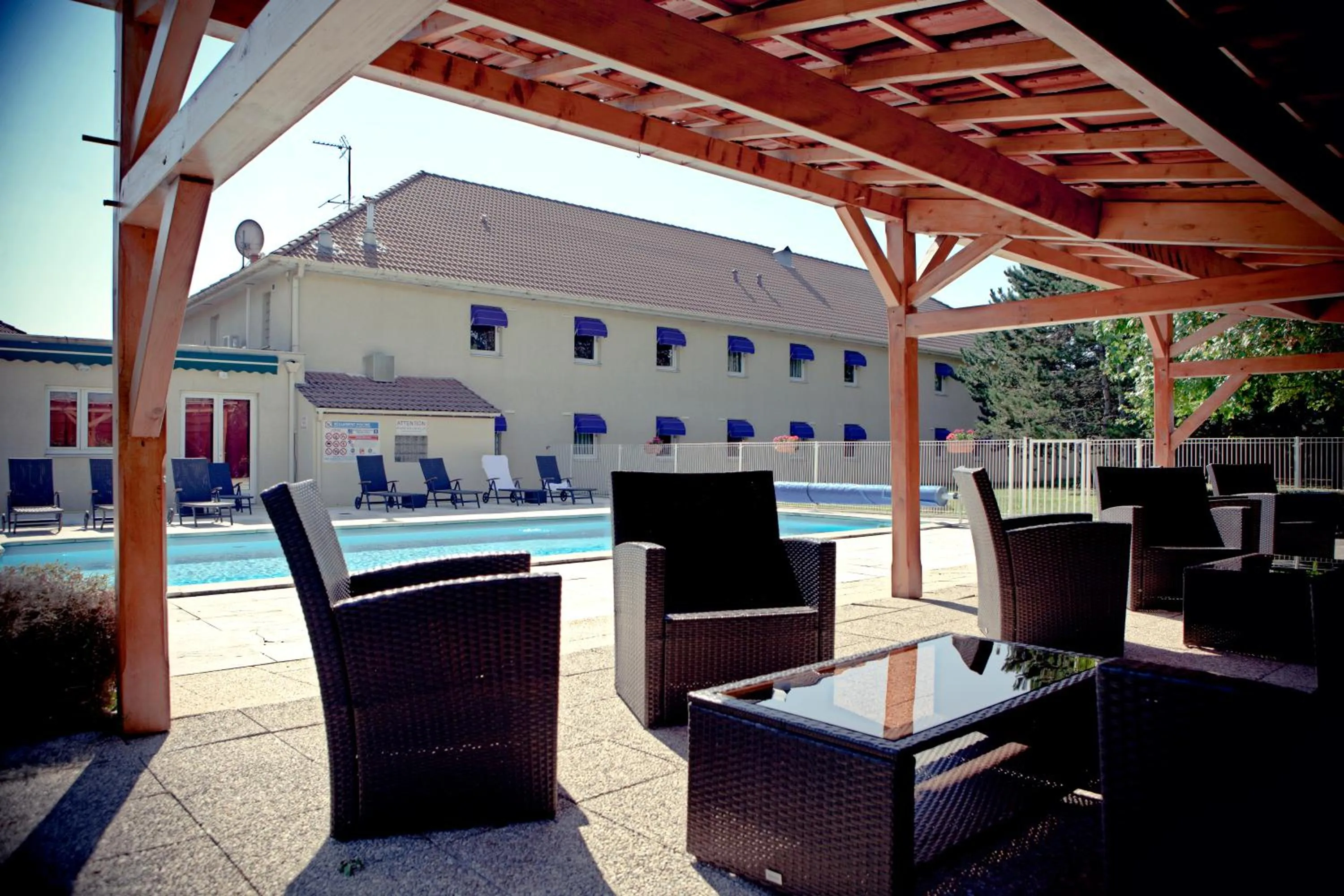 Swimming pool in Tulip Inn Beaune