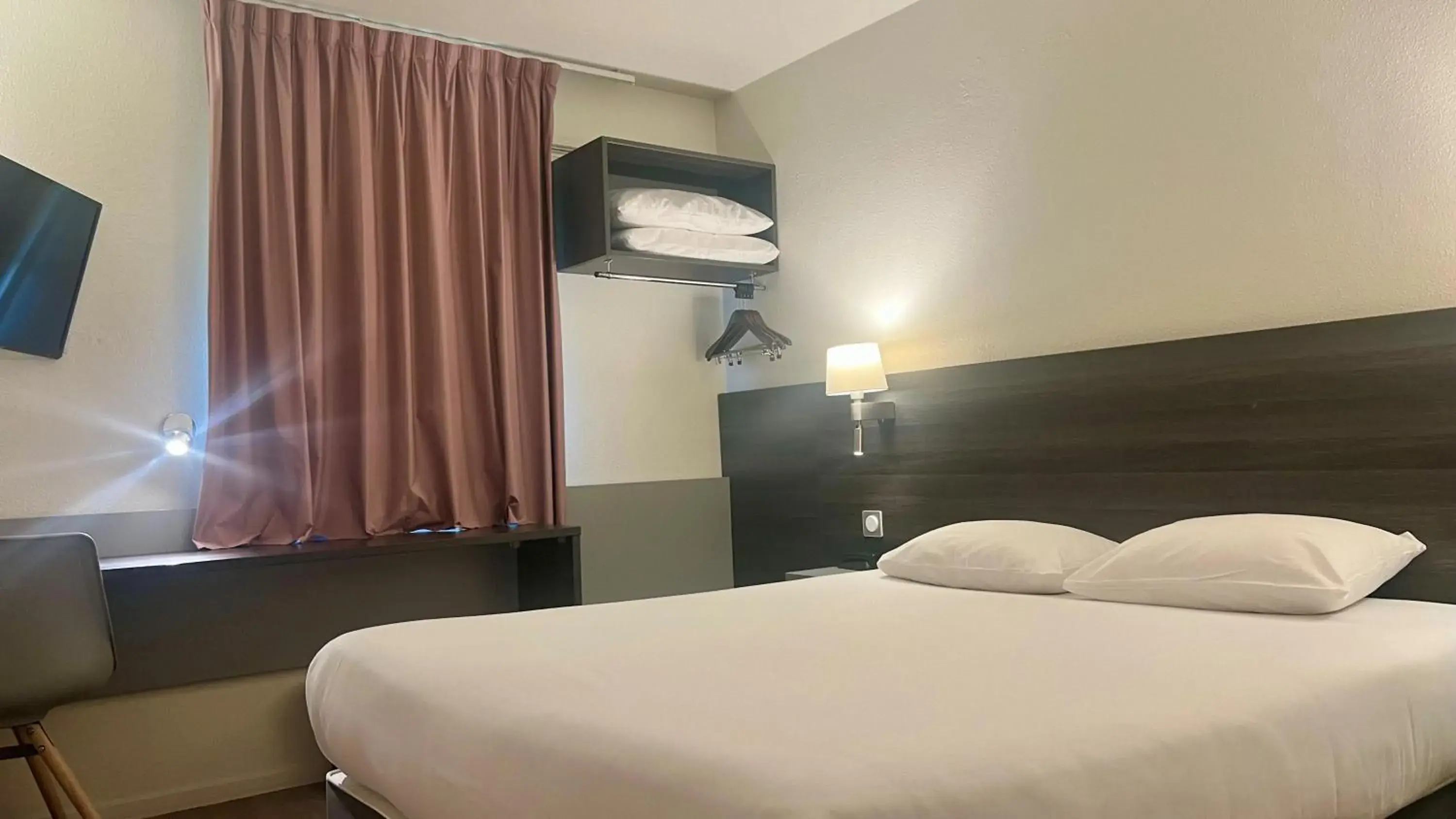 Double Room in Hôtel Carline Beaune Double Room in Hôtel Carline Beaune