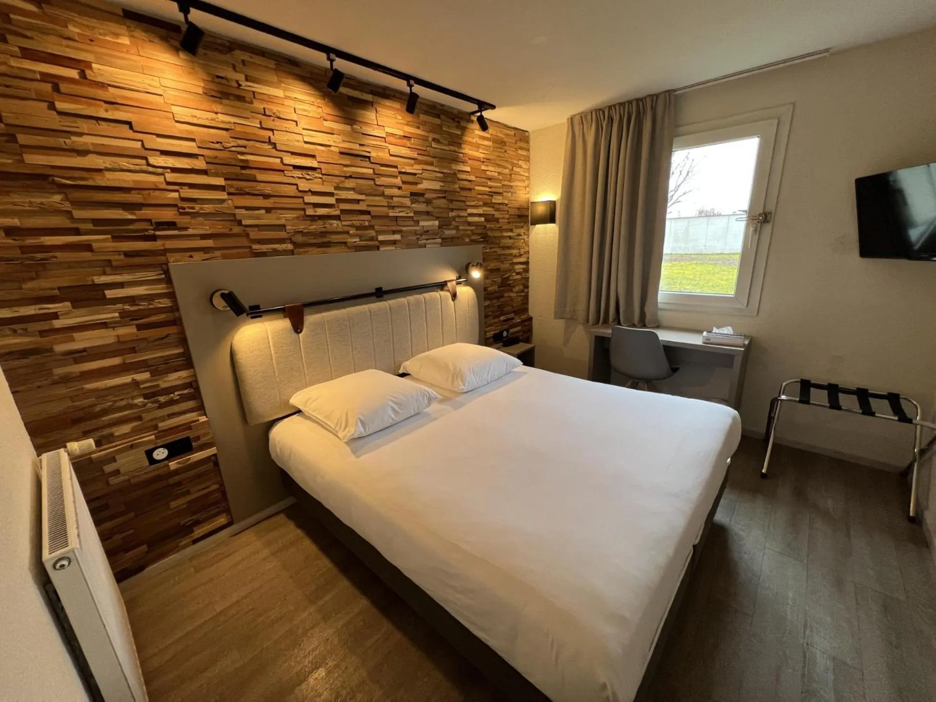 Photo of the whole room, Bed in Tulip Inn Beaune