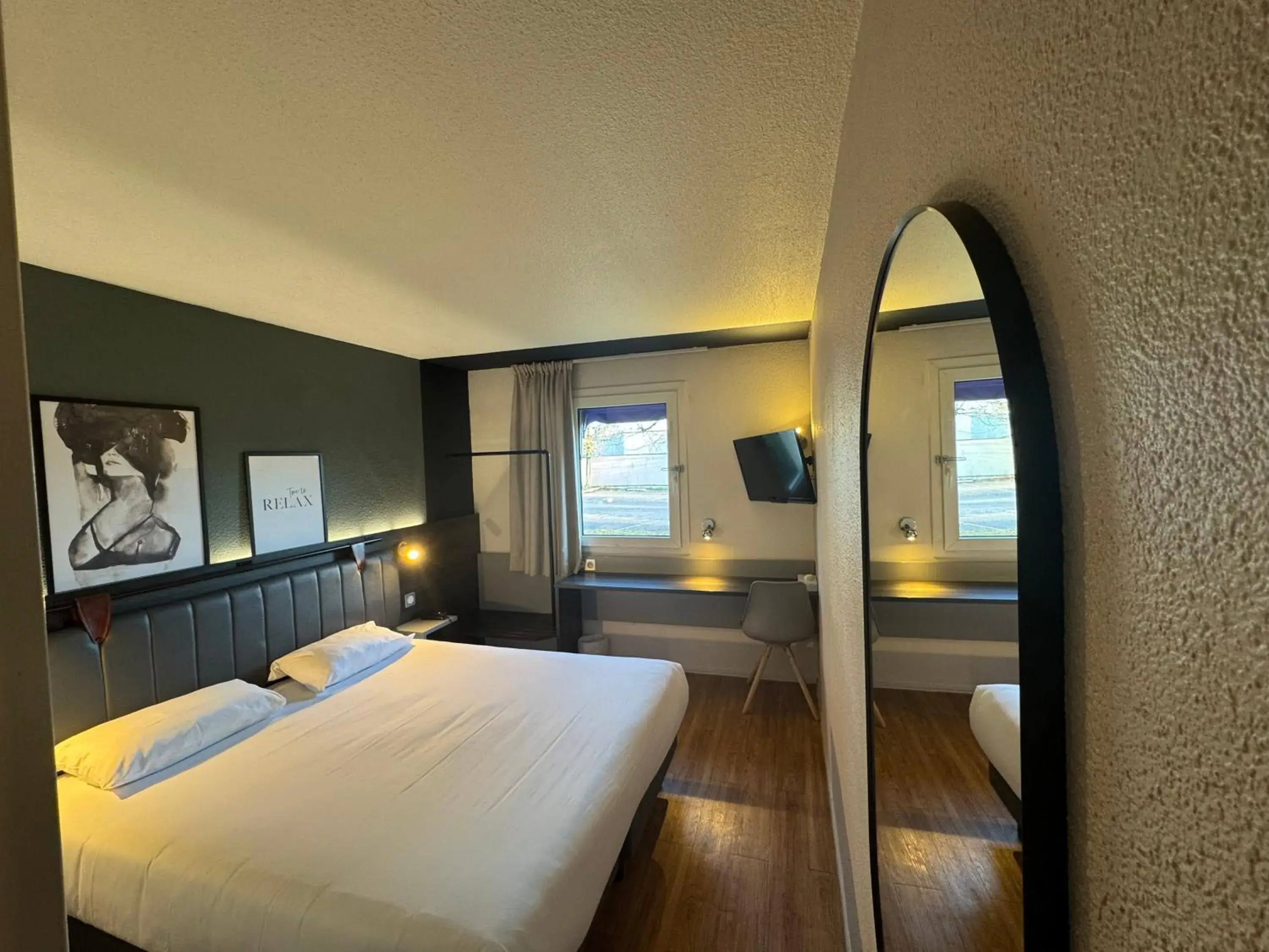 Standard Double Room with Queen Bed in Hôtel Carline Beaune Standard Double Room with Queen Bed in Hôtel Carline Beaune