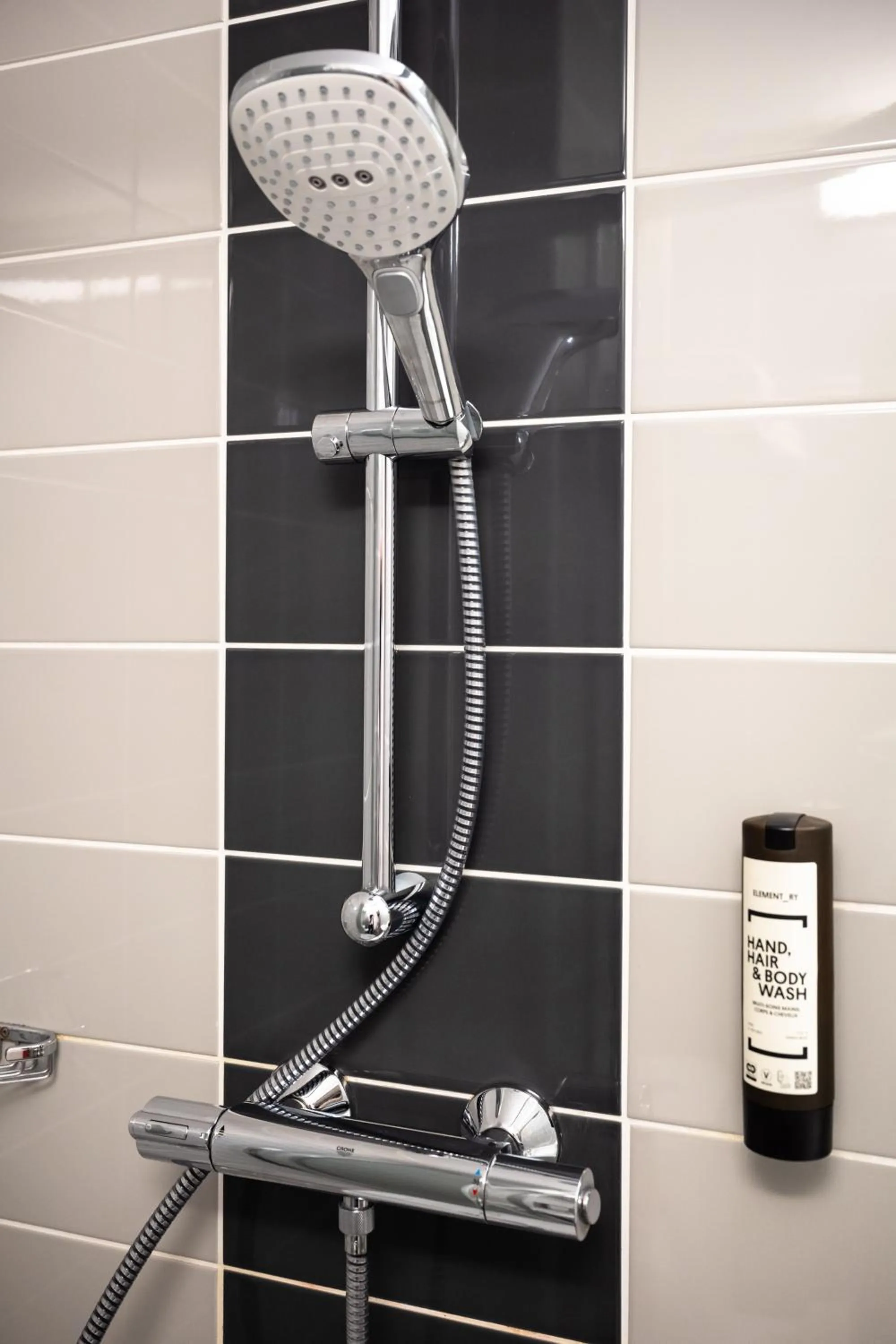 Shower in Tulip Inn Beaune