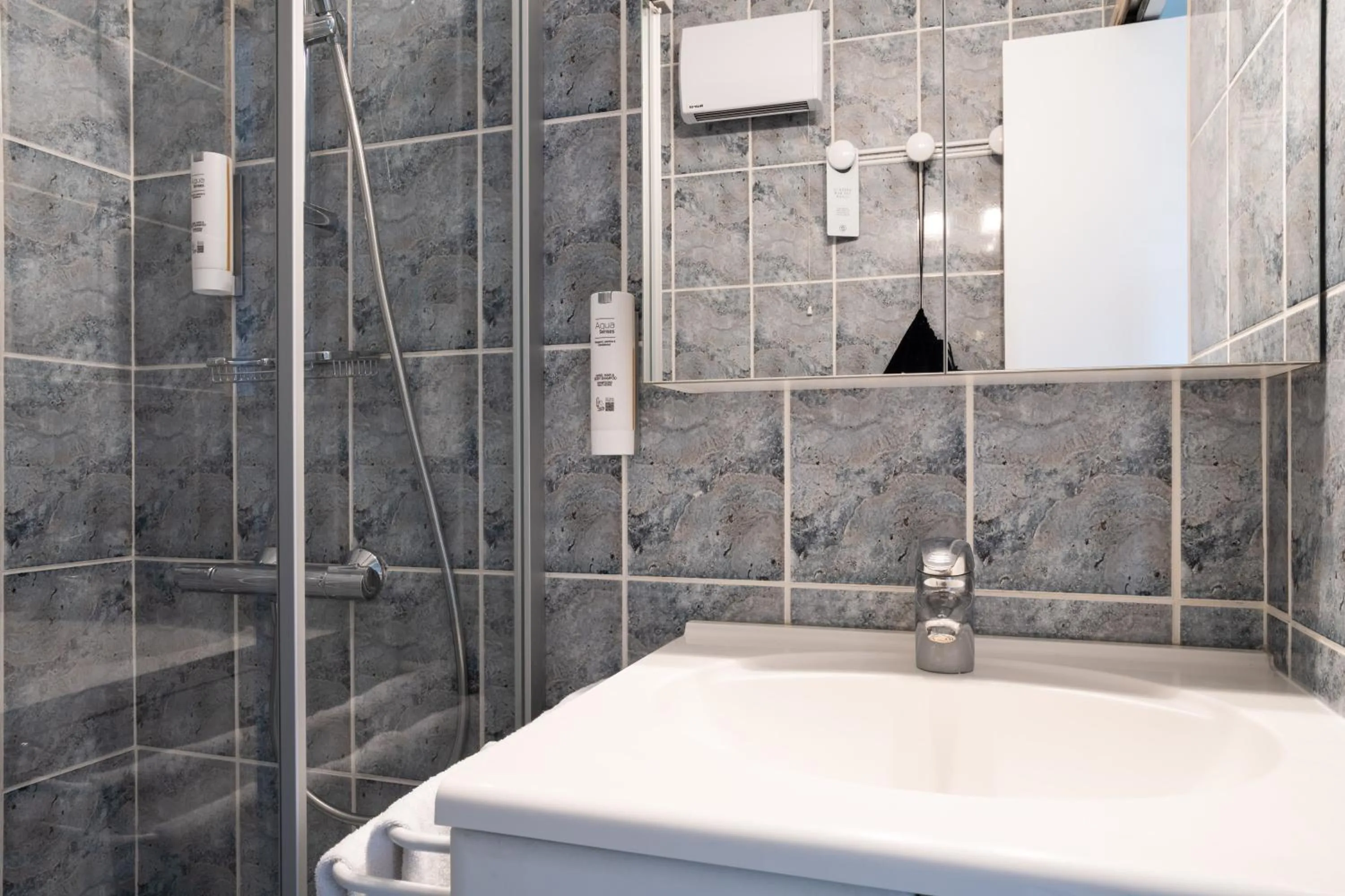 Bathroom in Tulip Inn Beaune