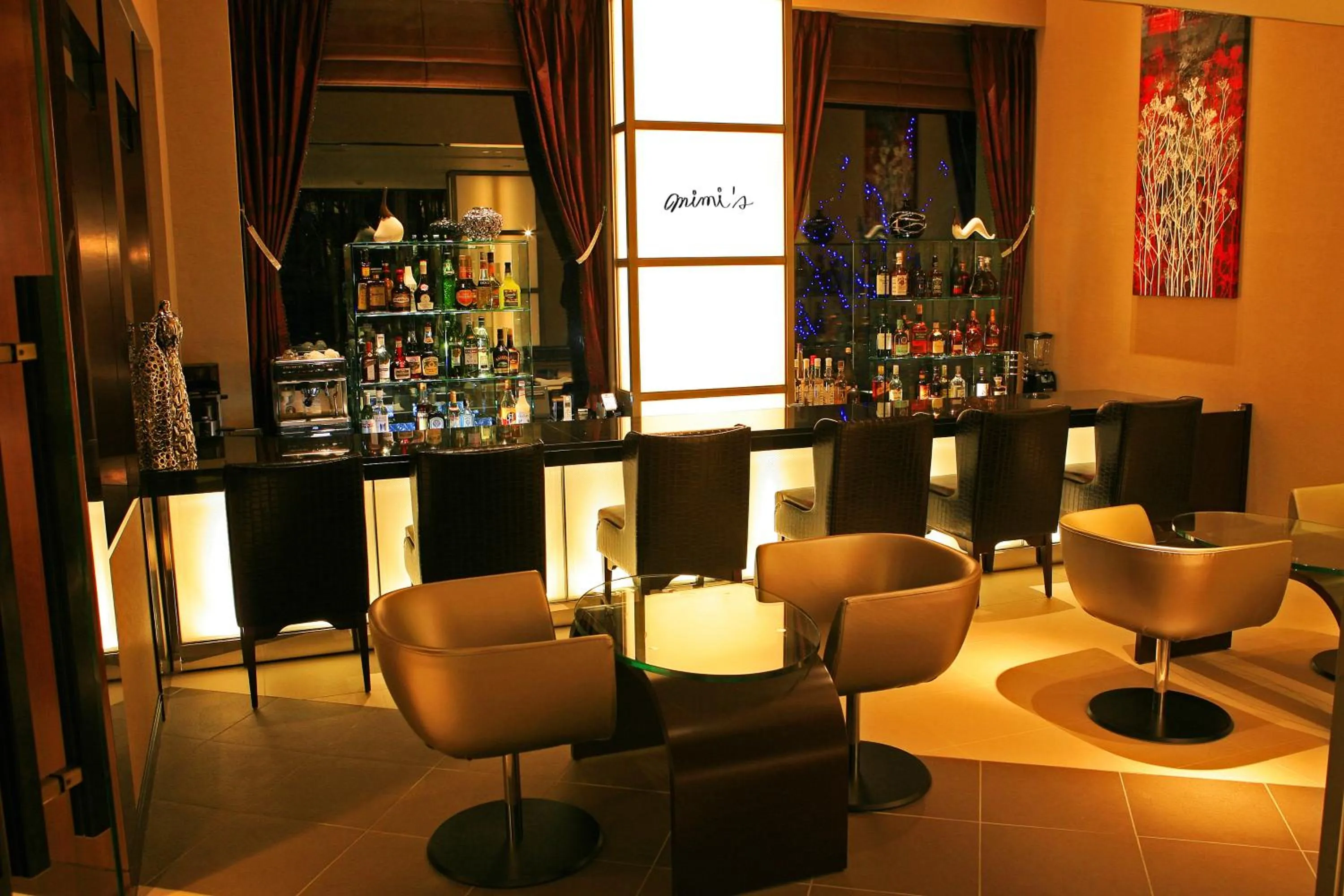 Lounge or bar in Phoenix Hotel by HHG