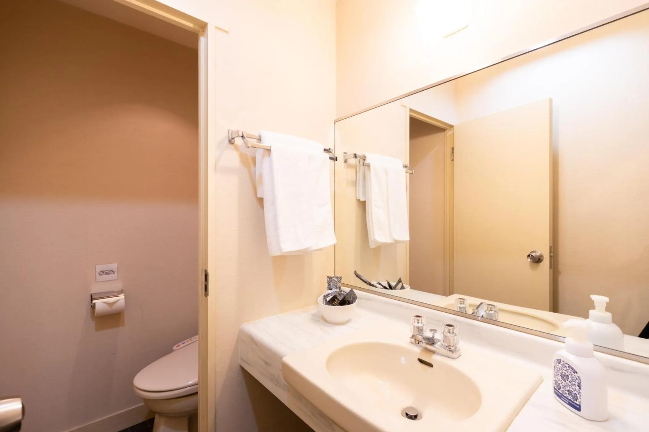 Bathroom in Phoenix Hotel by HHG