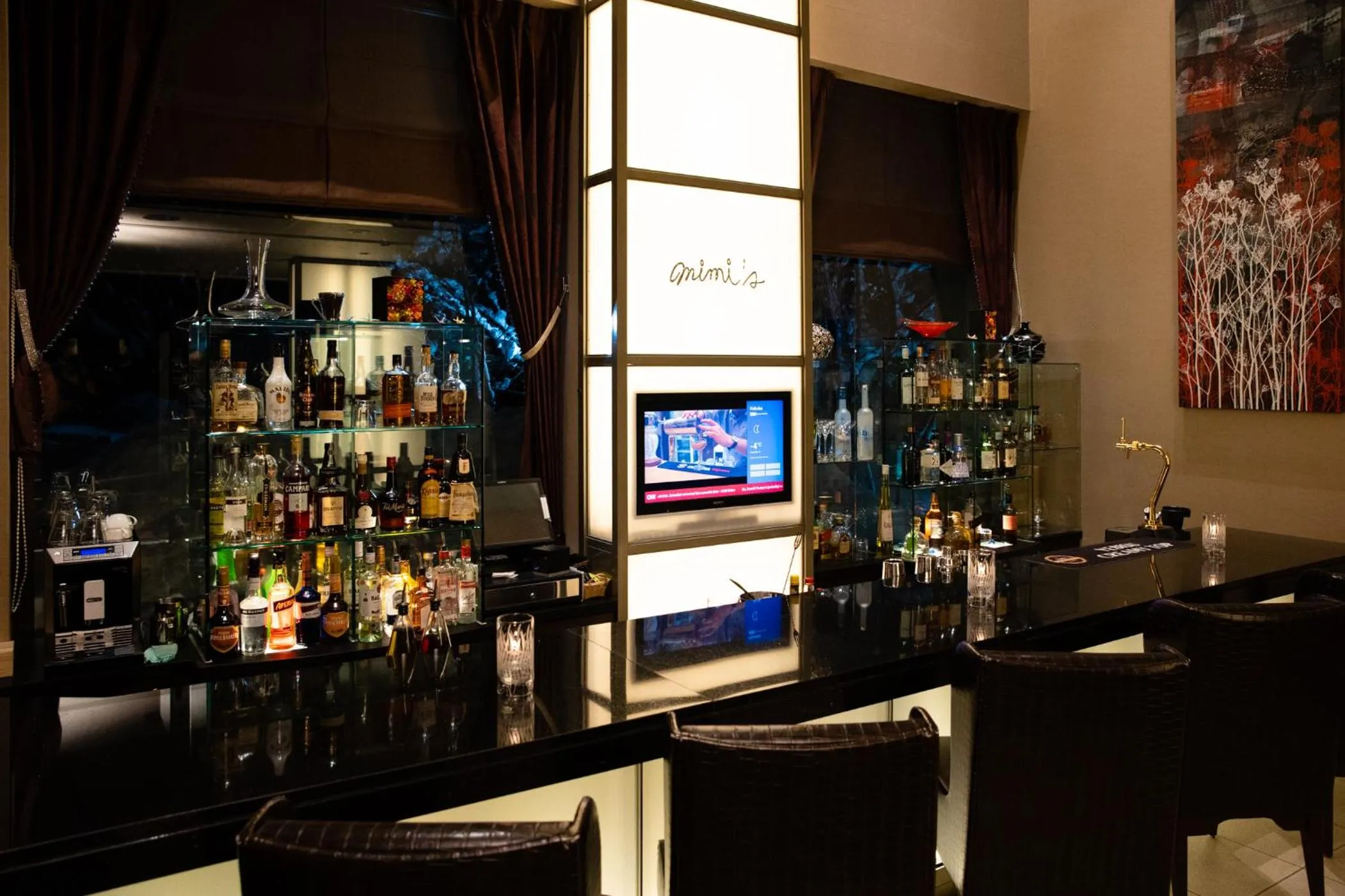 Lounge or bar in Phoenix Hotel by HHG