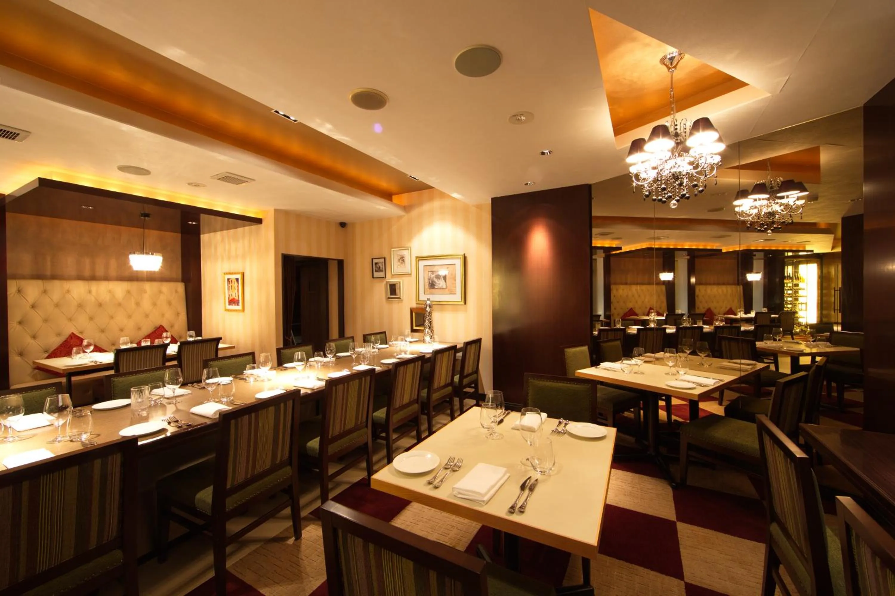 Restaurant/places to eat in Phoenix Hotel by HHG