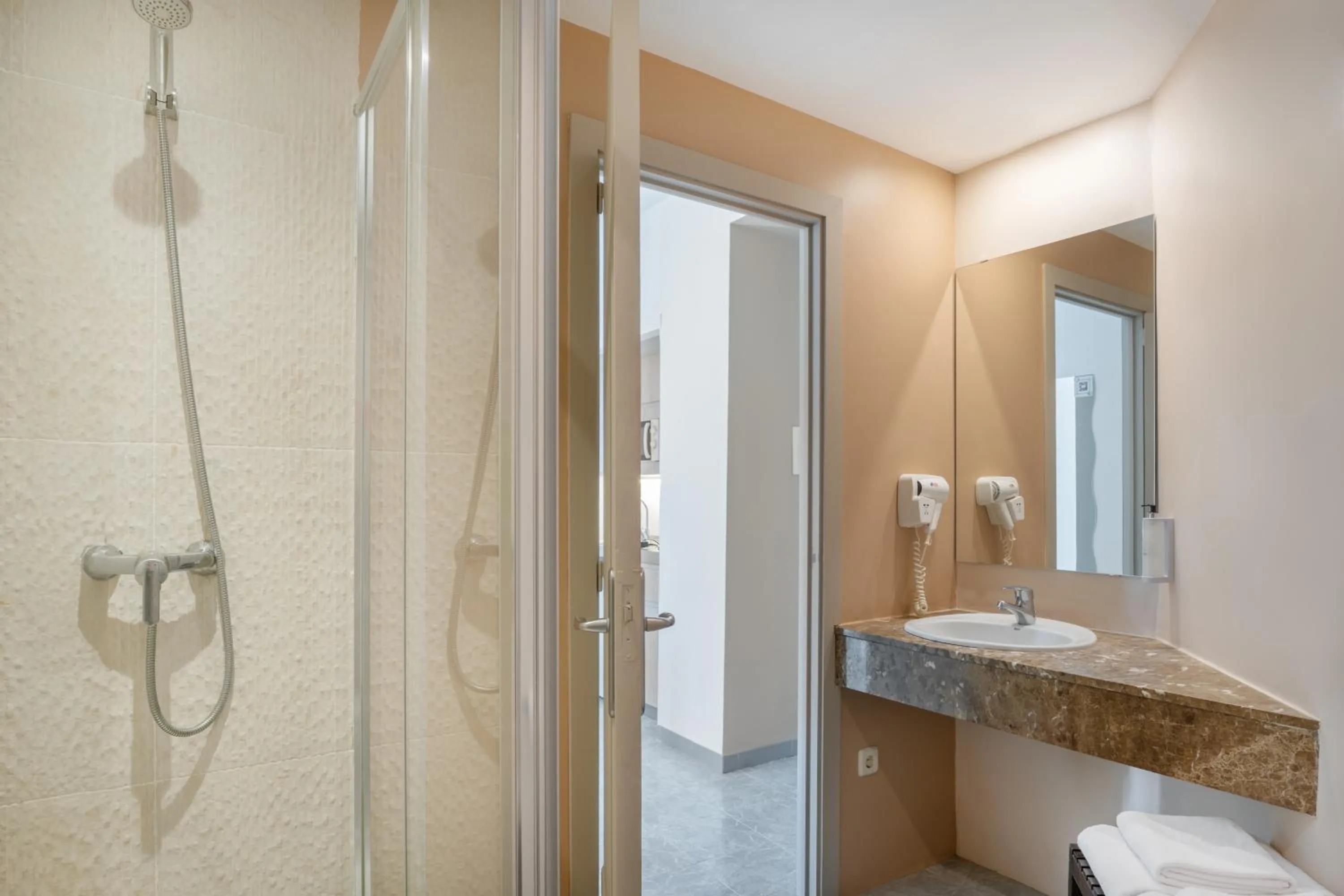 Shower in Sol Lunamar Palmanova Apartamentos - Adults Only