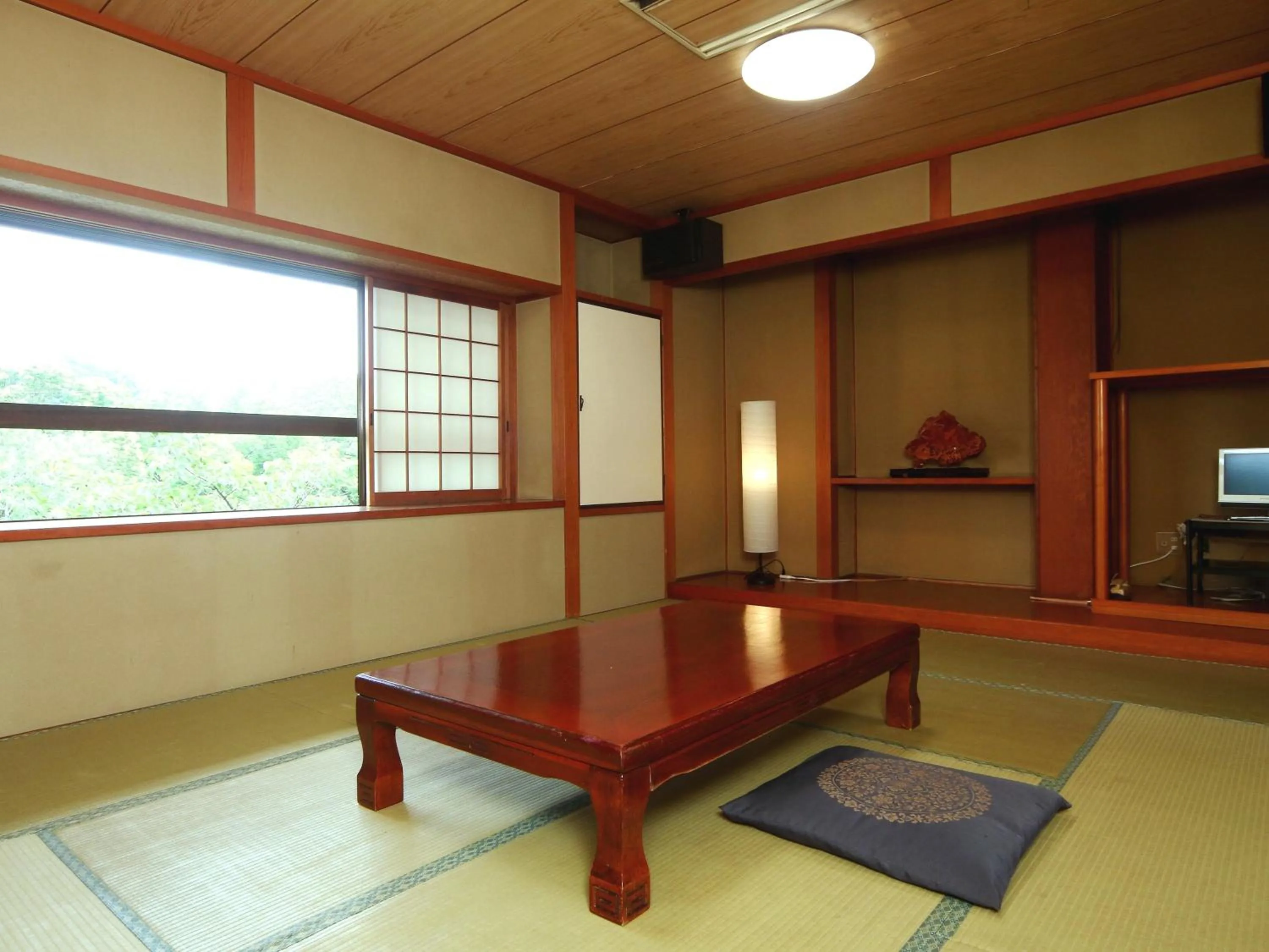 Photo of the whole room in Ena Totaro