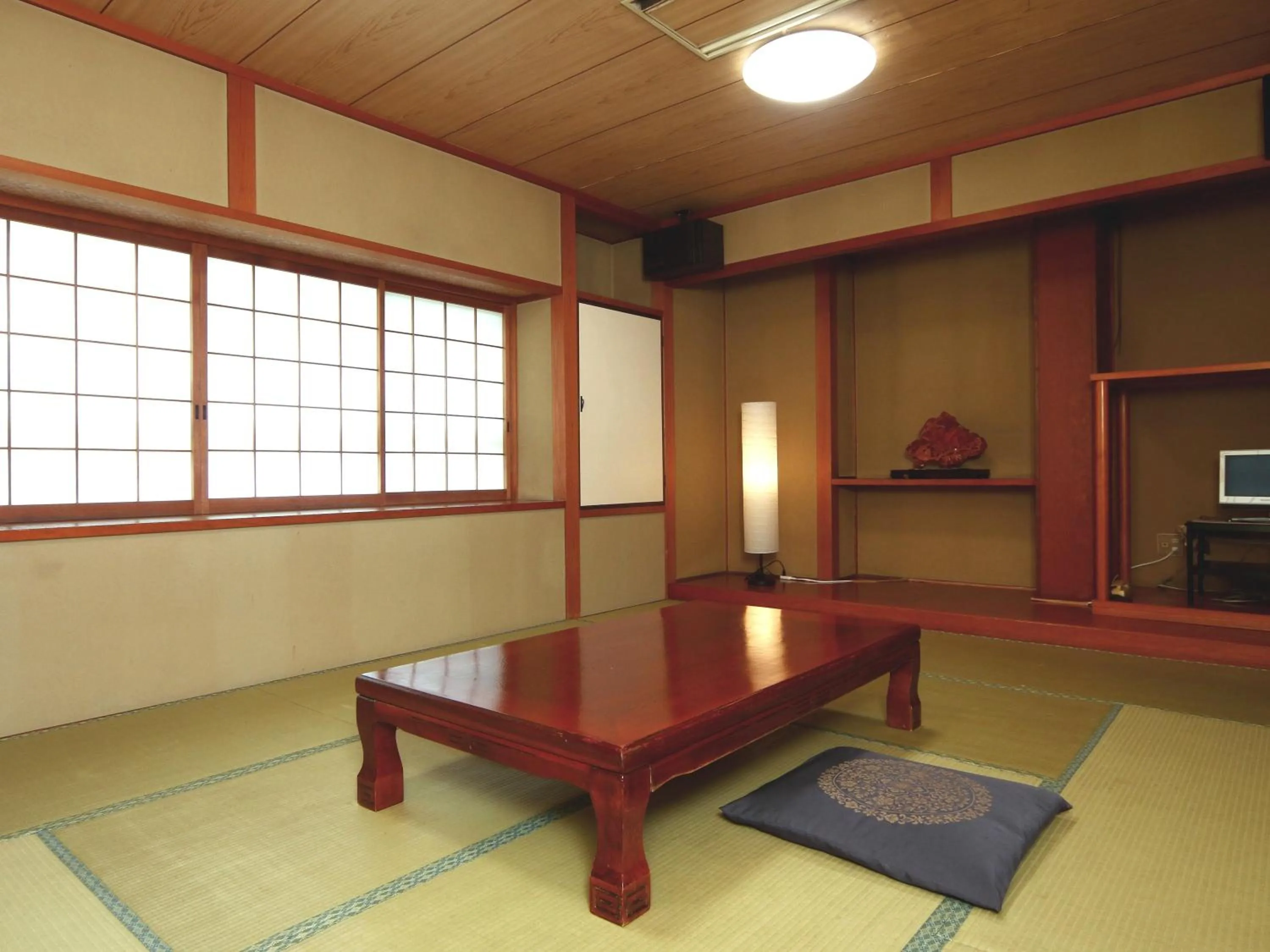 Photo of the whole room in Ena Totaro