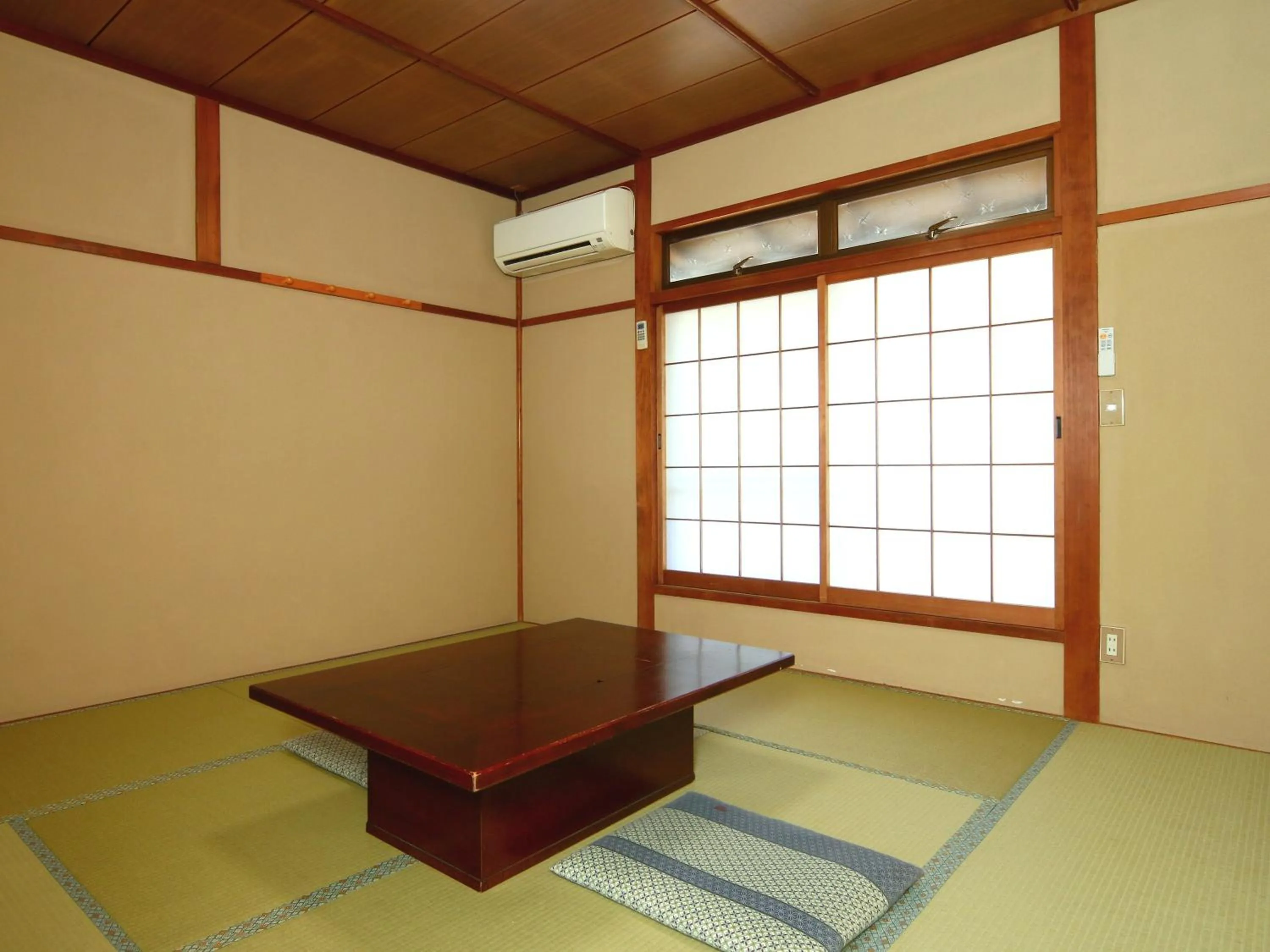 Photo of the whole room in Ena Totaro