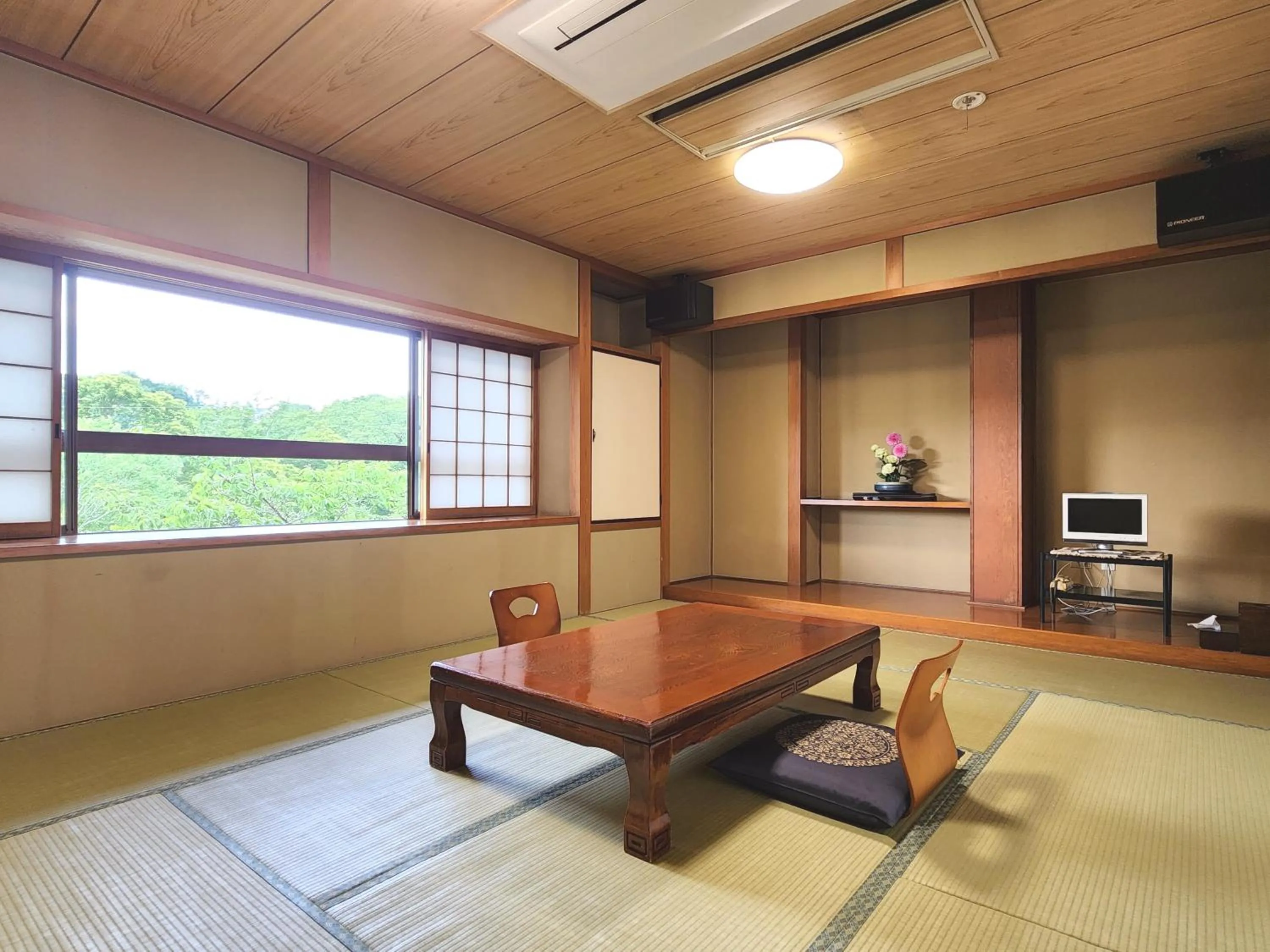 Photo of the whole room in Ena Totaro