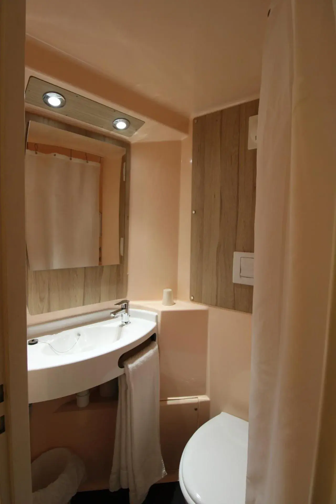 Double Room with 1 Double Bed in Première Classe Melun Senart Double Room with 1 Double Bed in Première Classe Melun Senart