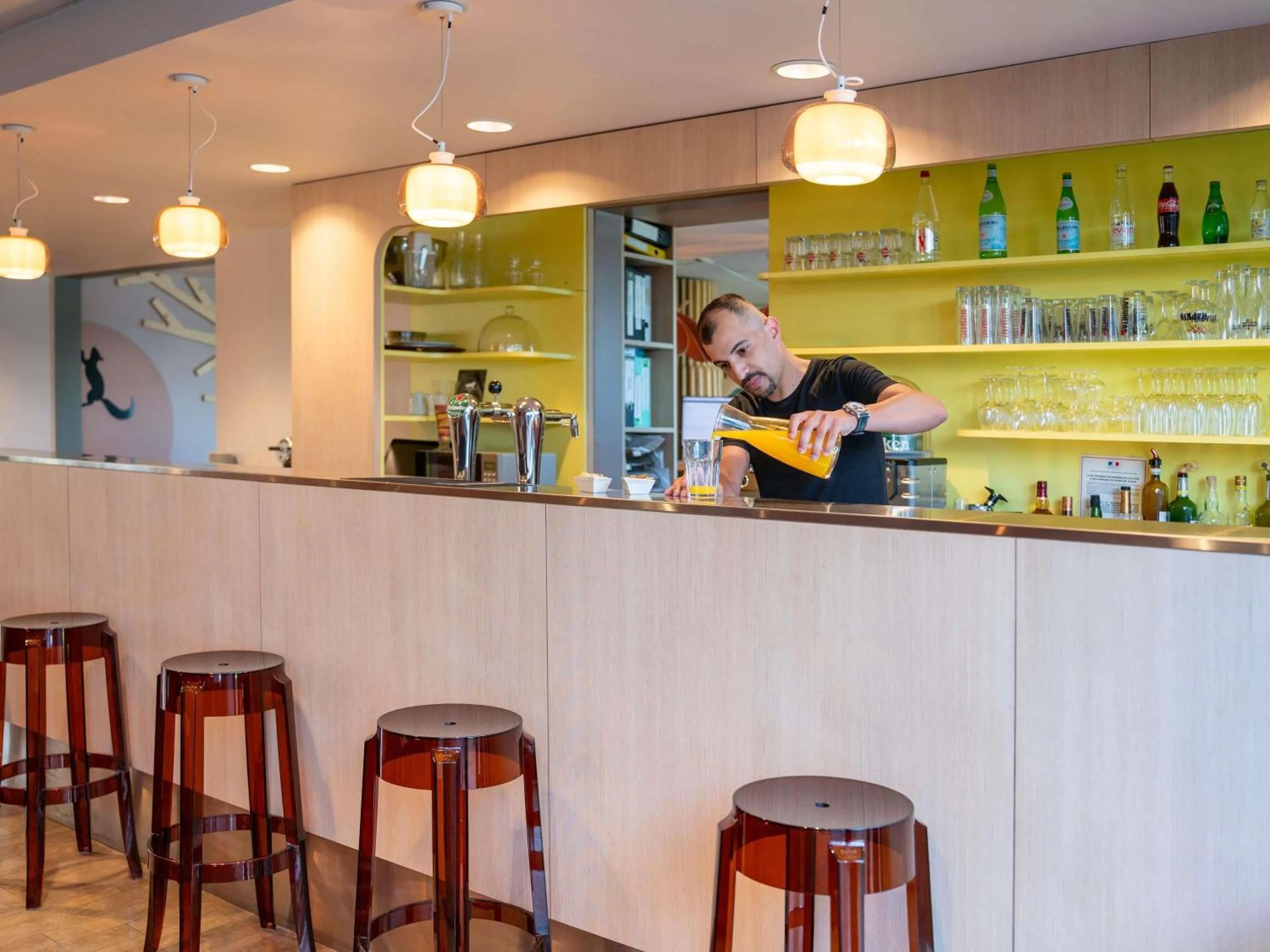 Lounge or bar in ibis Styles Guéret