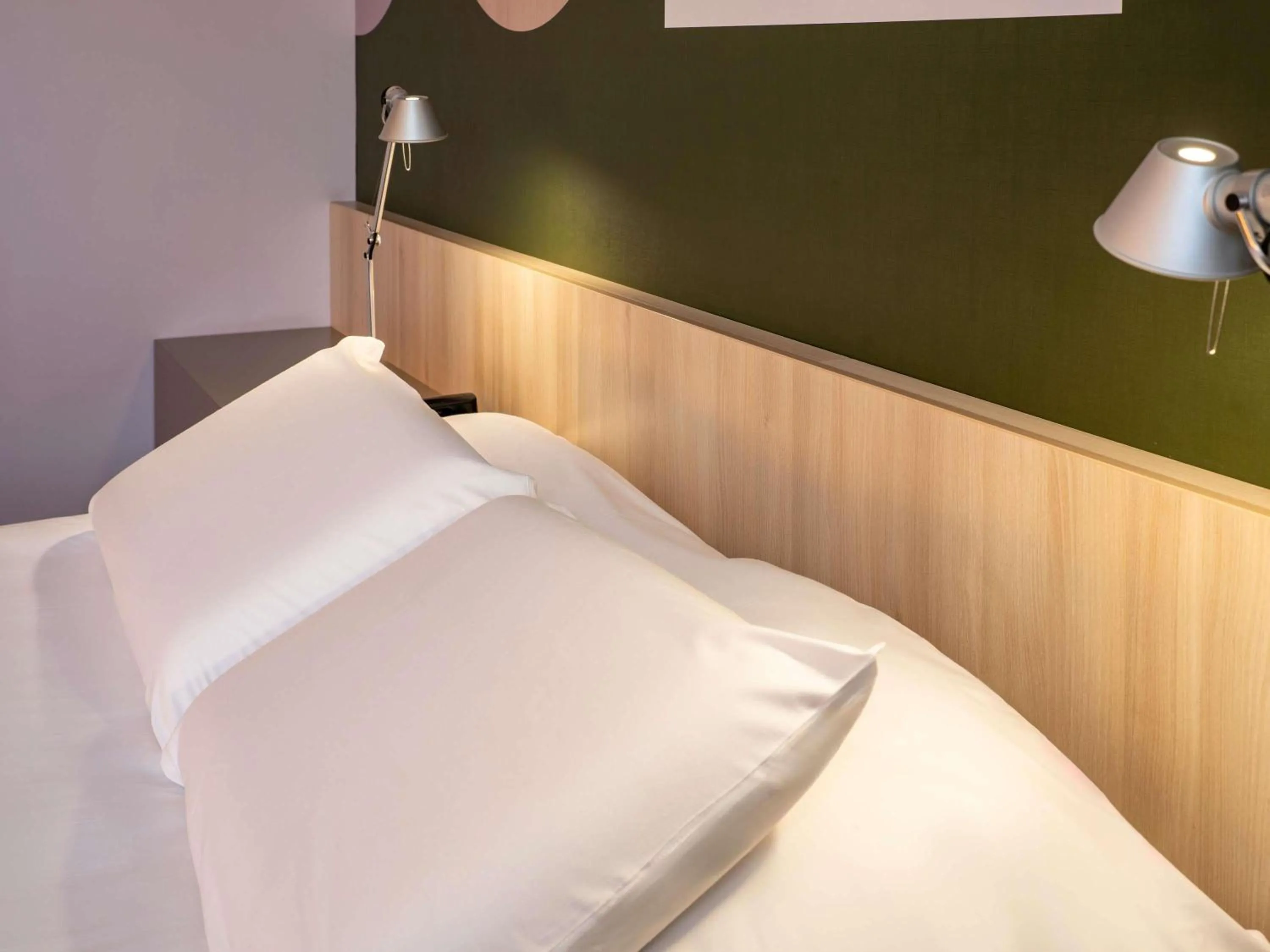 Bedroom, Bed in ibis Styles Guéret