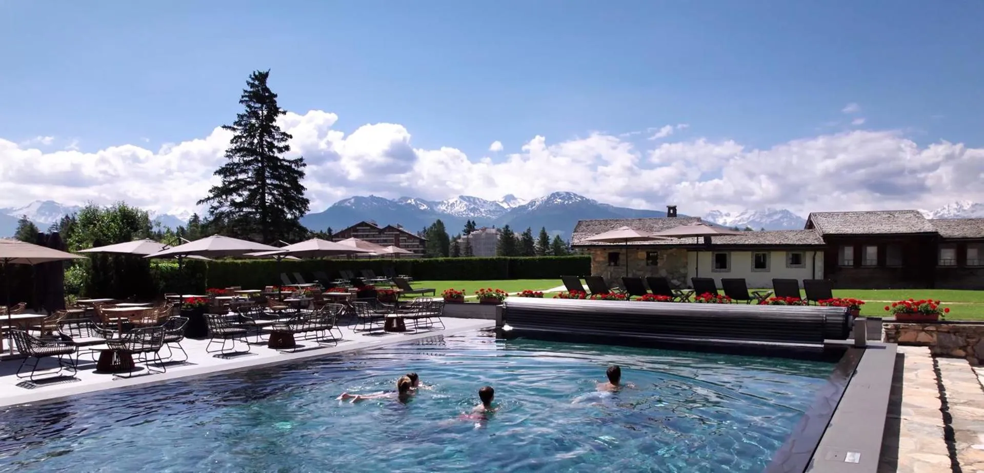 Swimming pool in Hotel Etrier