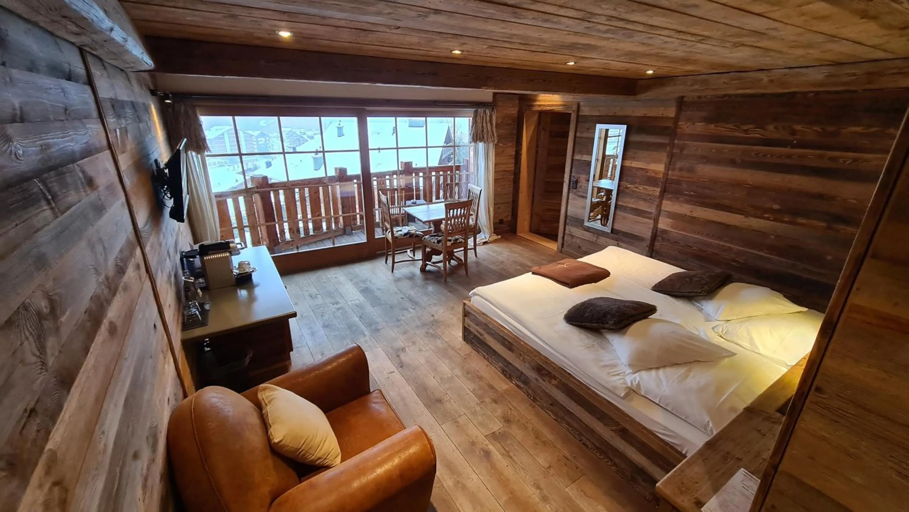 Property building, Bed in Hotel Etrier