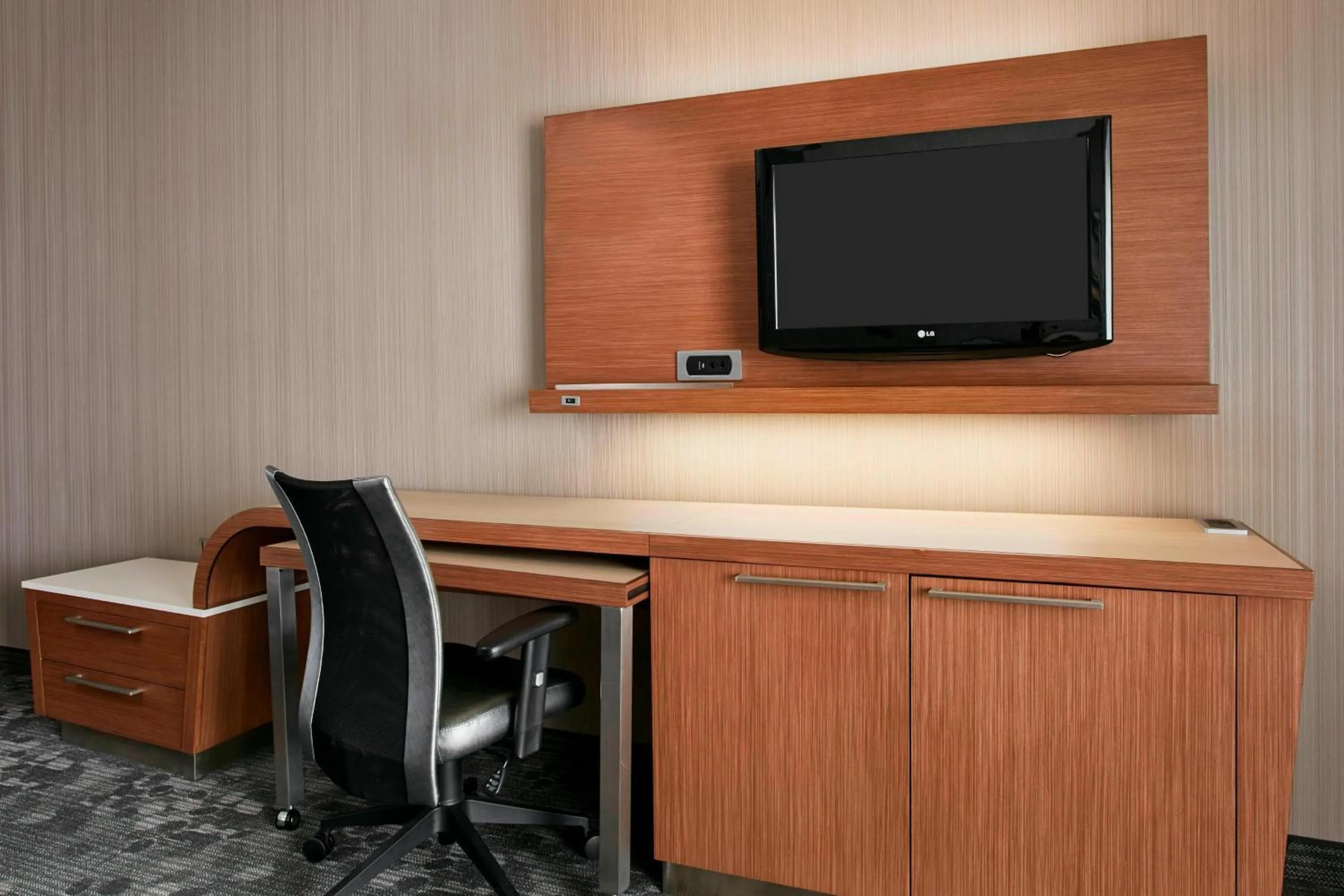 Photo of the whole room in Courtyard by Marriott Detroit Pontiac/Auburn Hills