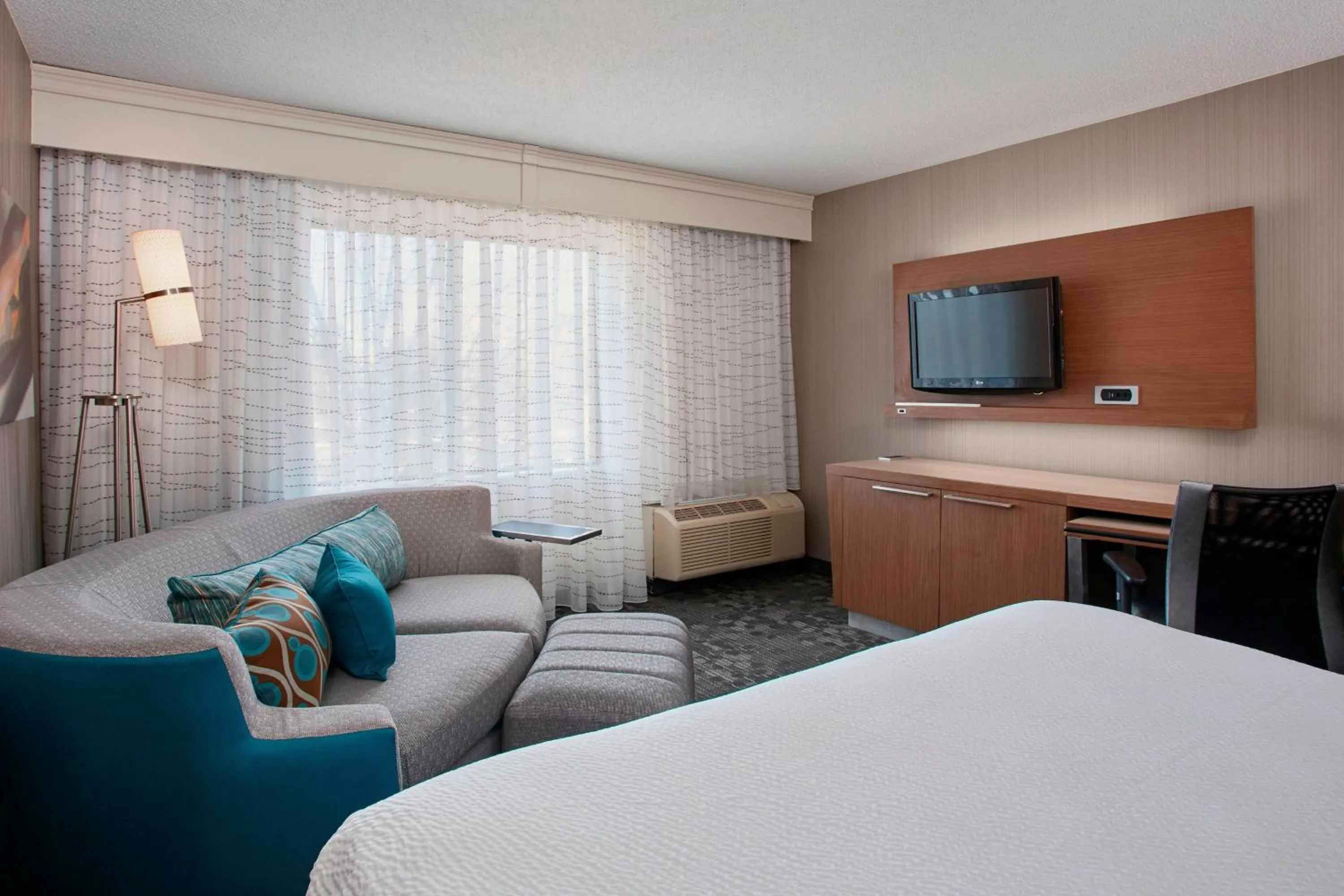 Photo of the whole room, Bed in Courtyard by Marriott Detroit Pontiac/Auburn Hills