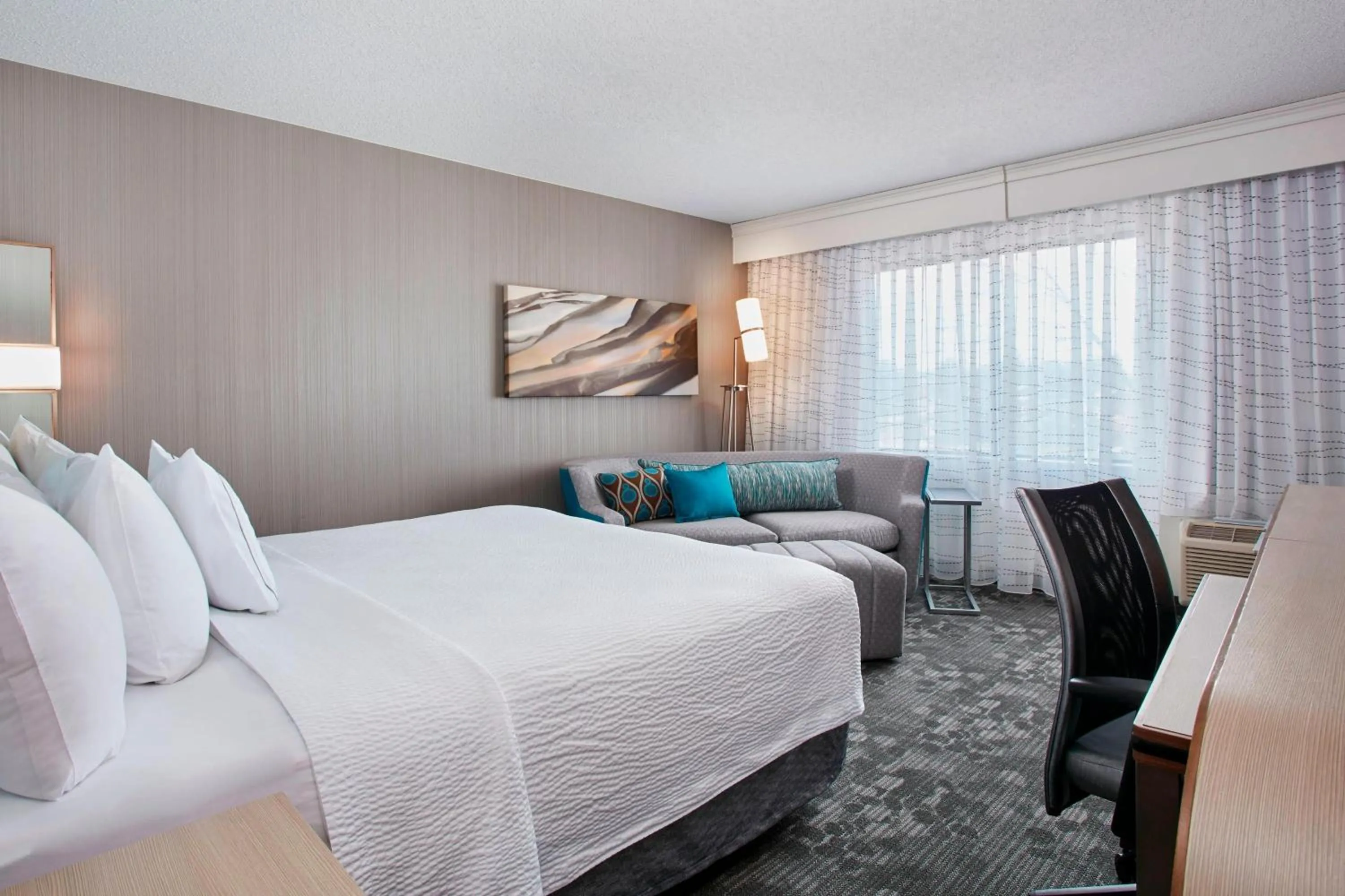 Photo of the whole room, Bed in Courtyard by Marriott Detroit Pontiac/Auburn Hills