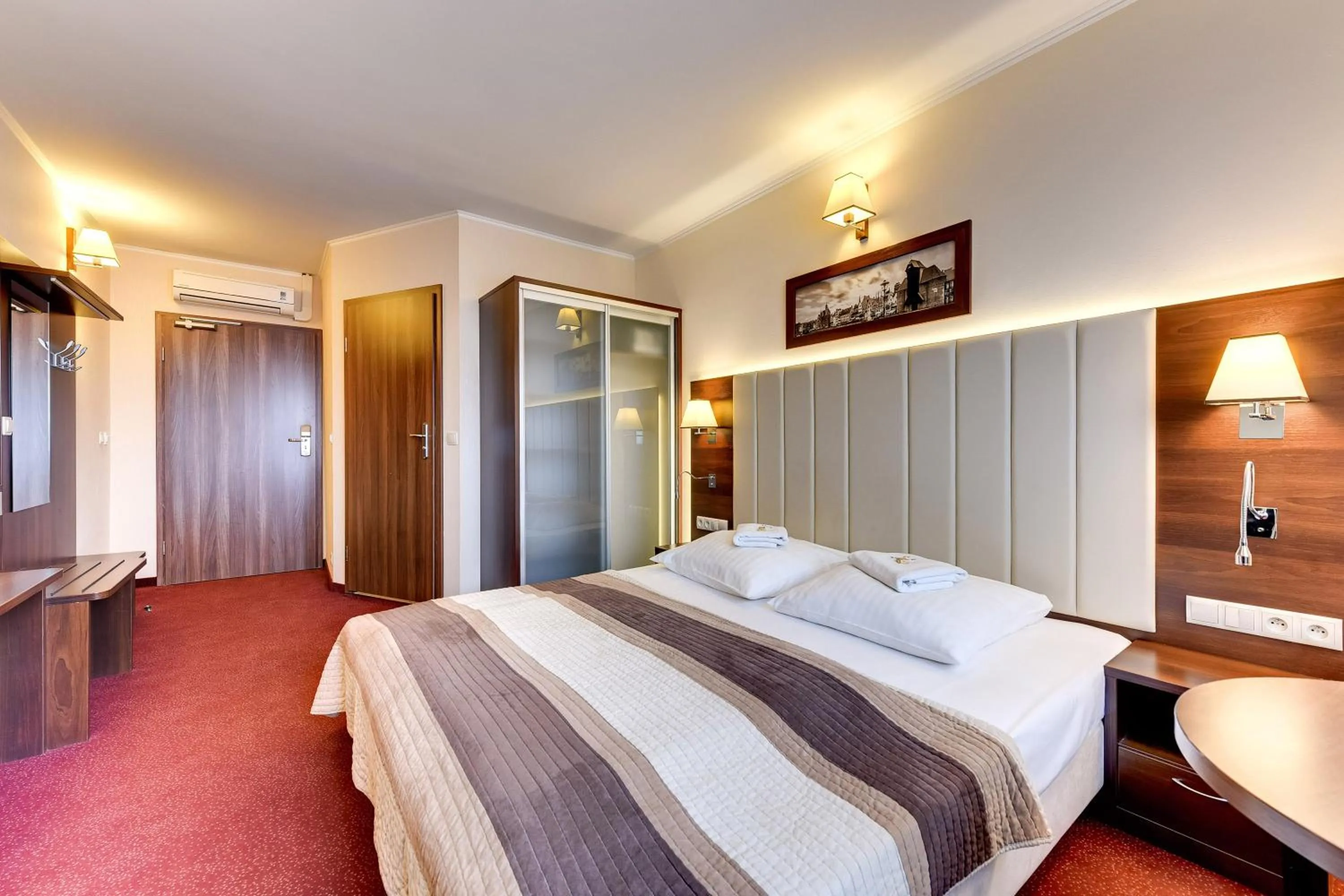 Property building, Bed in Amber Hotel