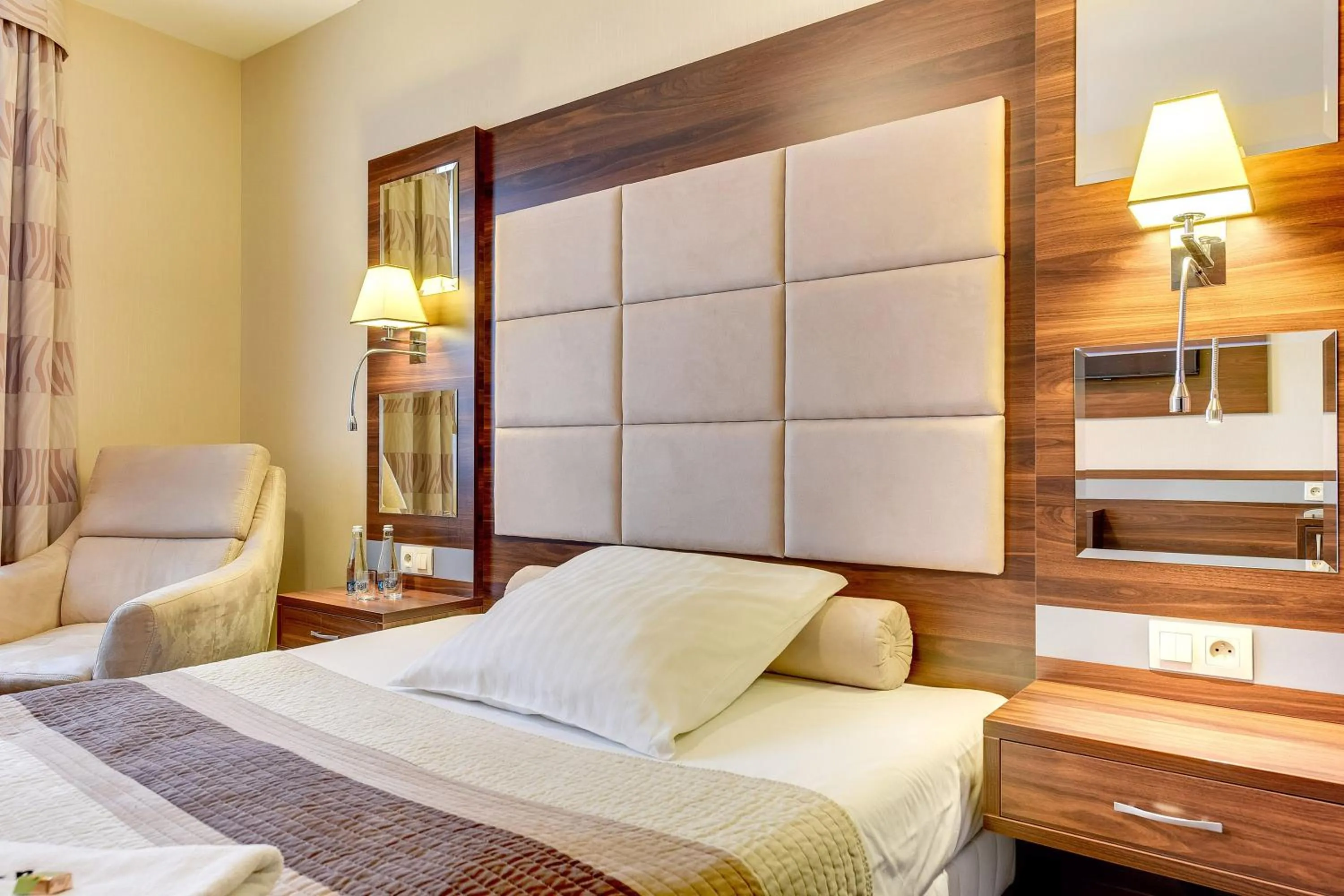 Property building, Bed in Amber Hotel