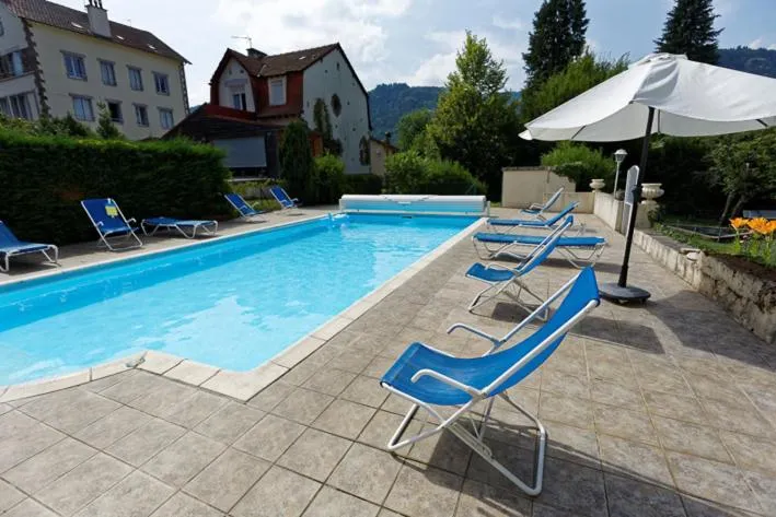 Staff in Logis Hôtel restaurant Bel Horizon