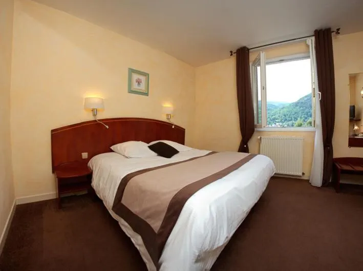 Shower, Bed in Logis Hôtel restaurant Bel Horizon