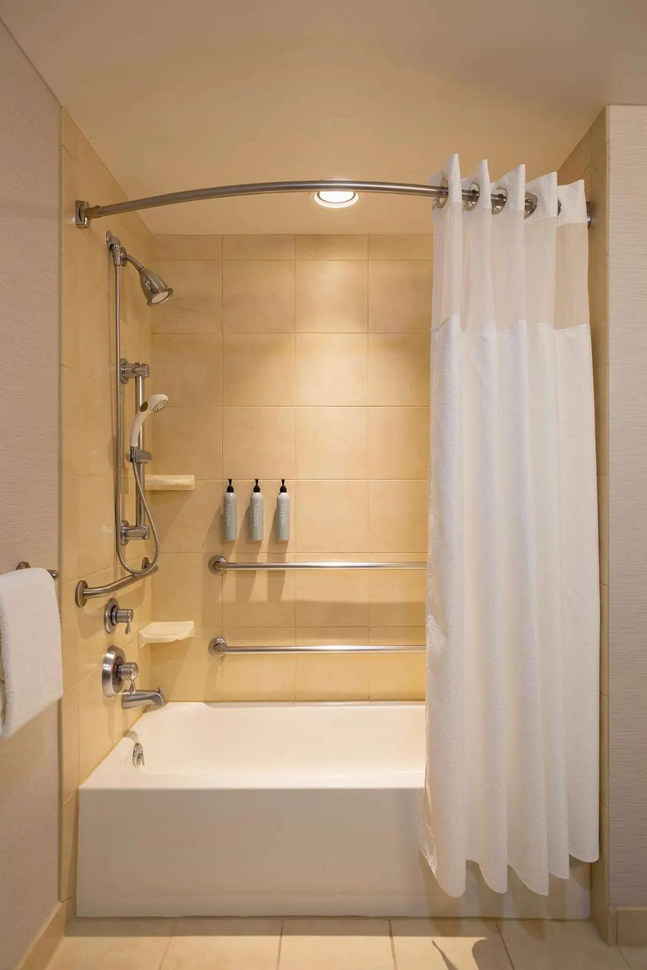 Bath in Courtyard by Marriott Madison West / Middleton