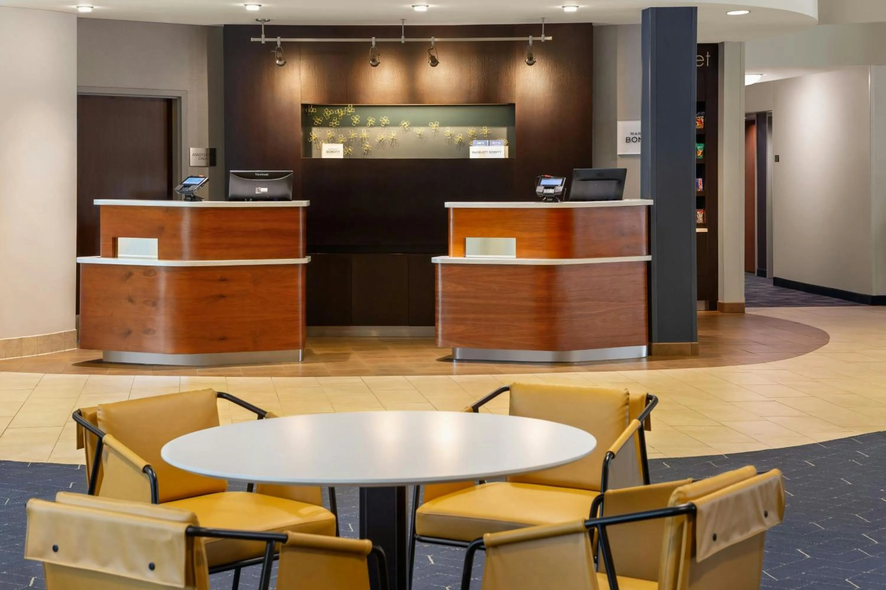 Lobby or reception in Courtyard by Marriott Madison West / Middleton