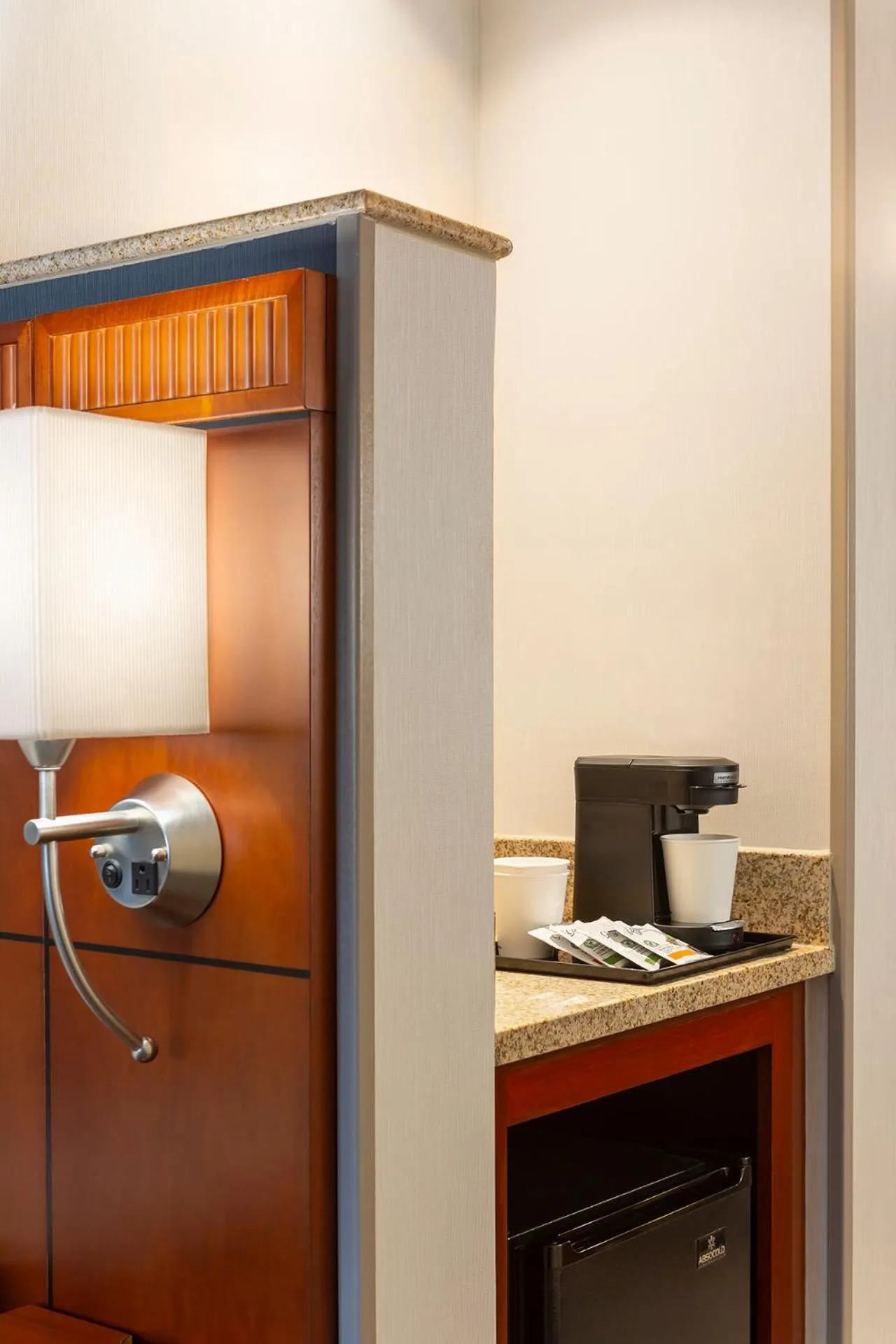 Coffee/tea facilities in Courtyard by Marriott Madison West / Middleton