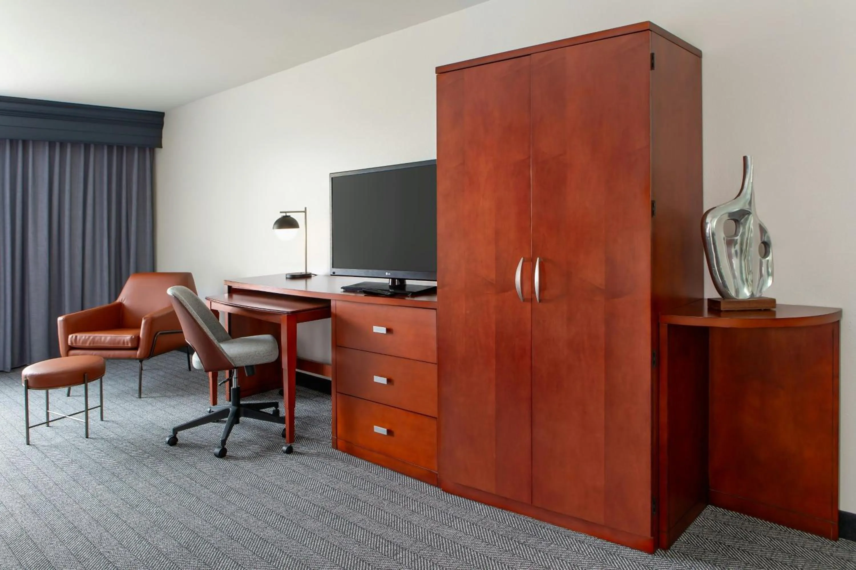 Photo of the whole room in Courtyard by Marriott Madison West / Middleton