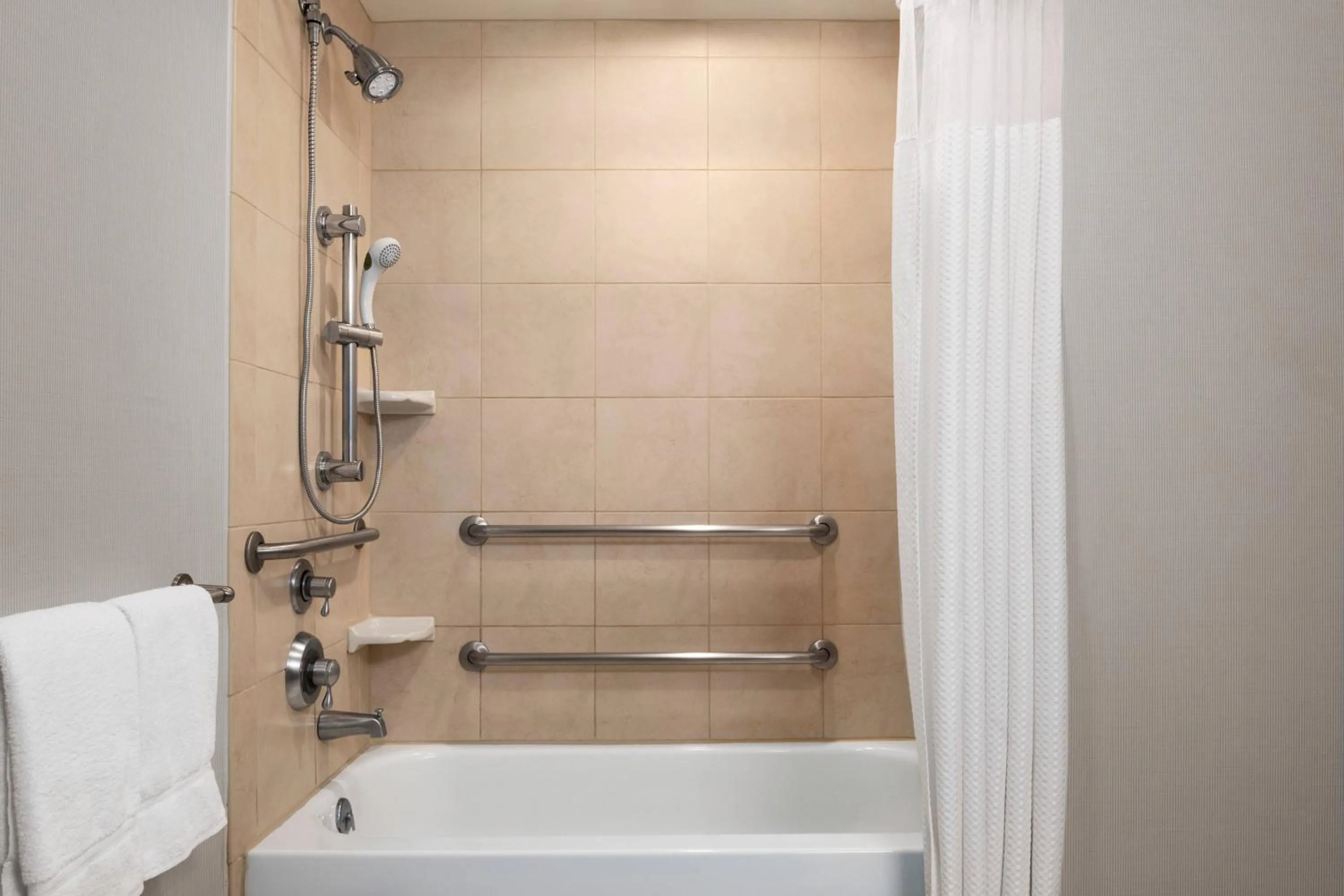 Bathroom in Courtyard by Marriott Madison West / Middleton